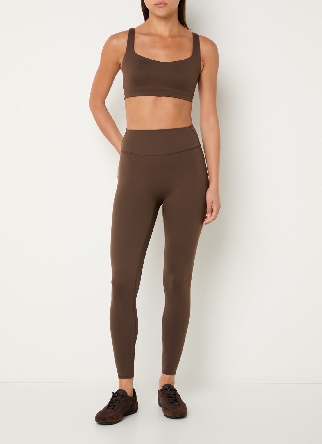 NikeSKIMS Matte sport bh met medium support - voorkant 2 lichtbruin