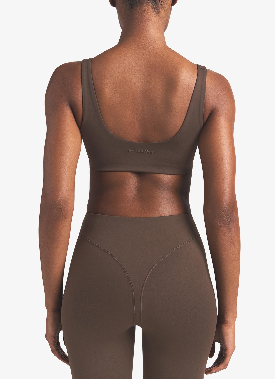 NikeSKIMS Matte sport bh met medium support - achterkant 4 lichtbruin