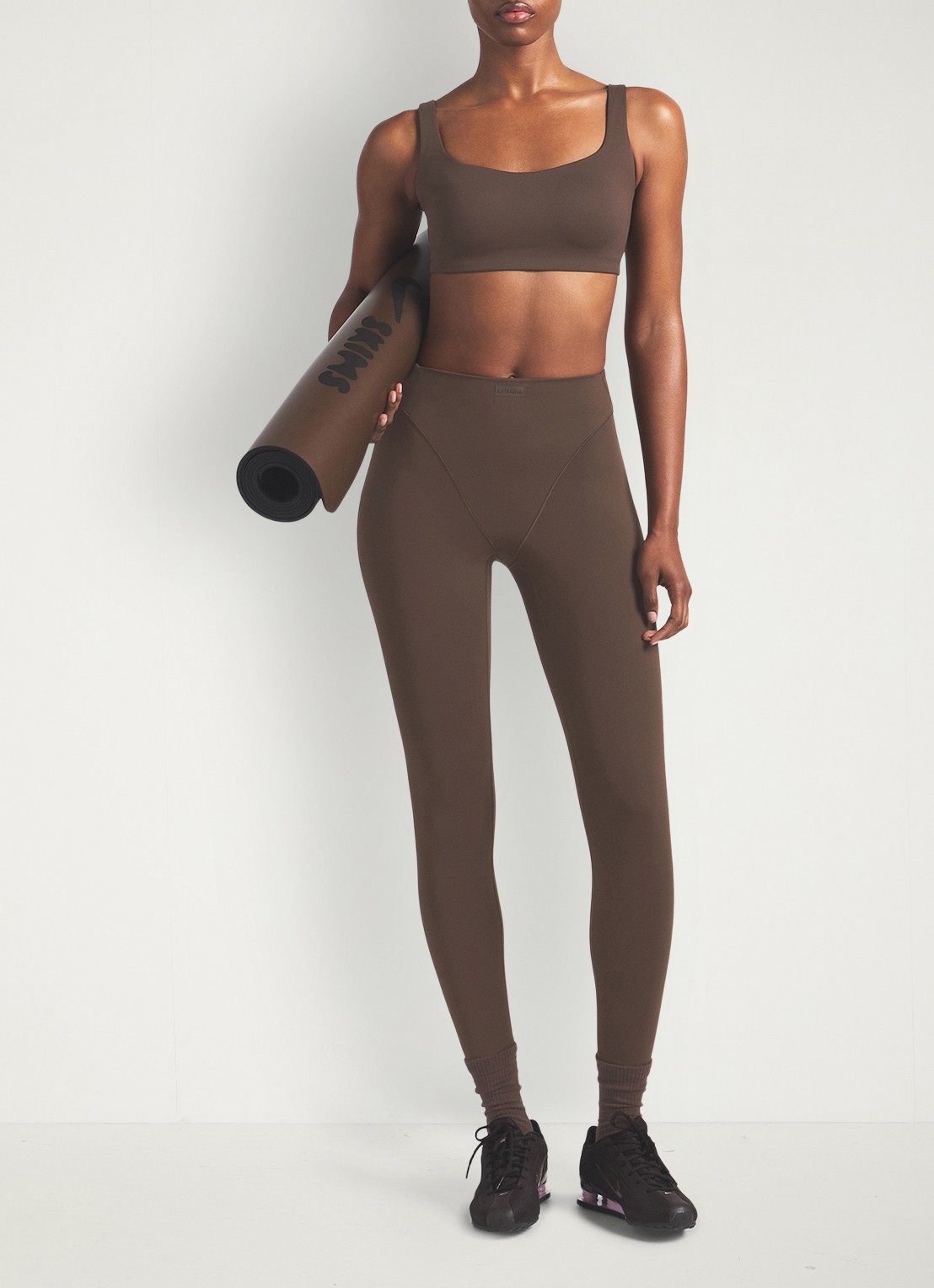 NikeSKIMS Matte sport bh met medium support - voorkant 3 lichtbruin