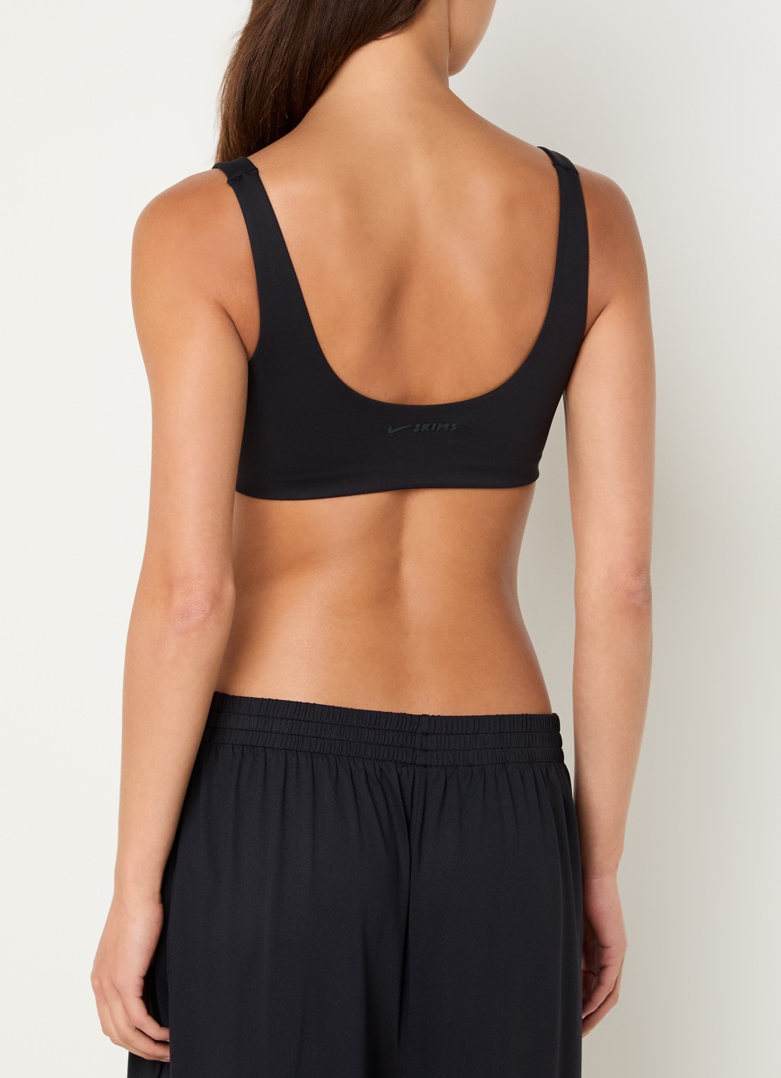NikeSKIMS Matte sport bh met medium support - achterkant 3 zwart