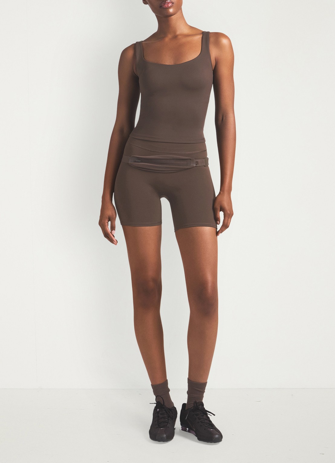 NikeSKIMS Matte trainings crop top met stretch - voorkant 3 lichtbruin