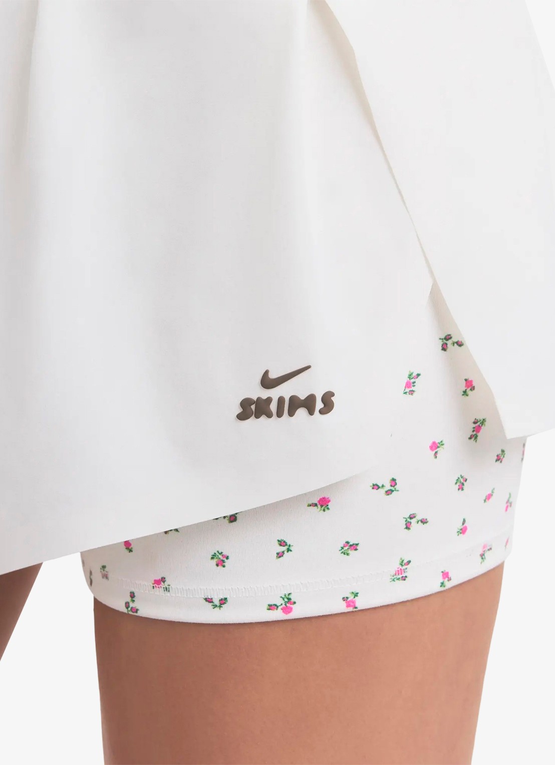 NikeSKIMS Mid waist straight fit korte broek met logo - detail 2 gebroken wit