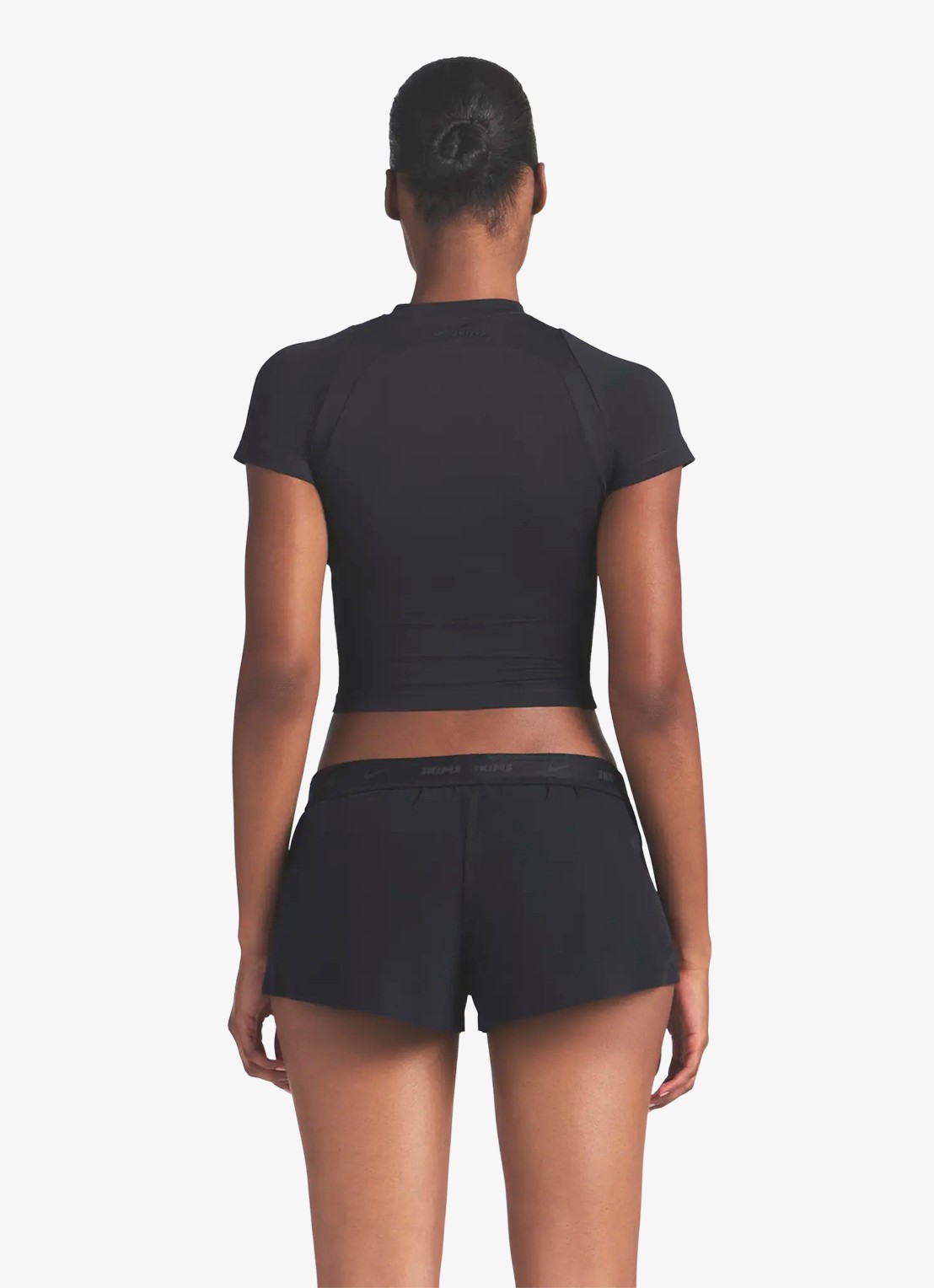 NikeSKIMS Mid waist straight fit korte broek met logo - achterkant 2 zwart