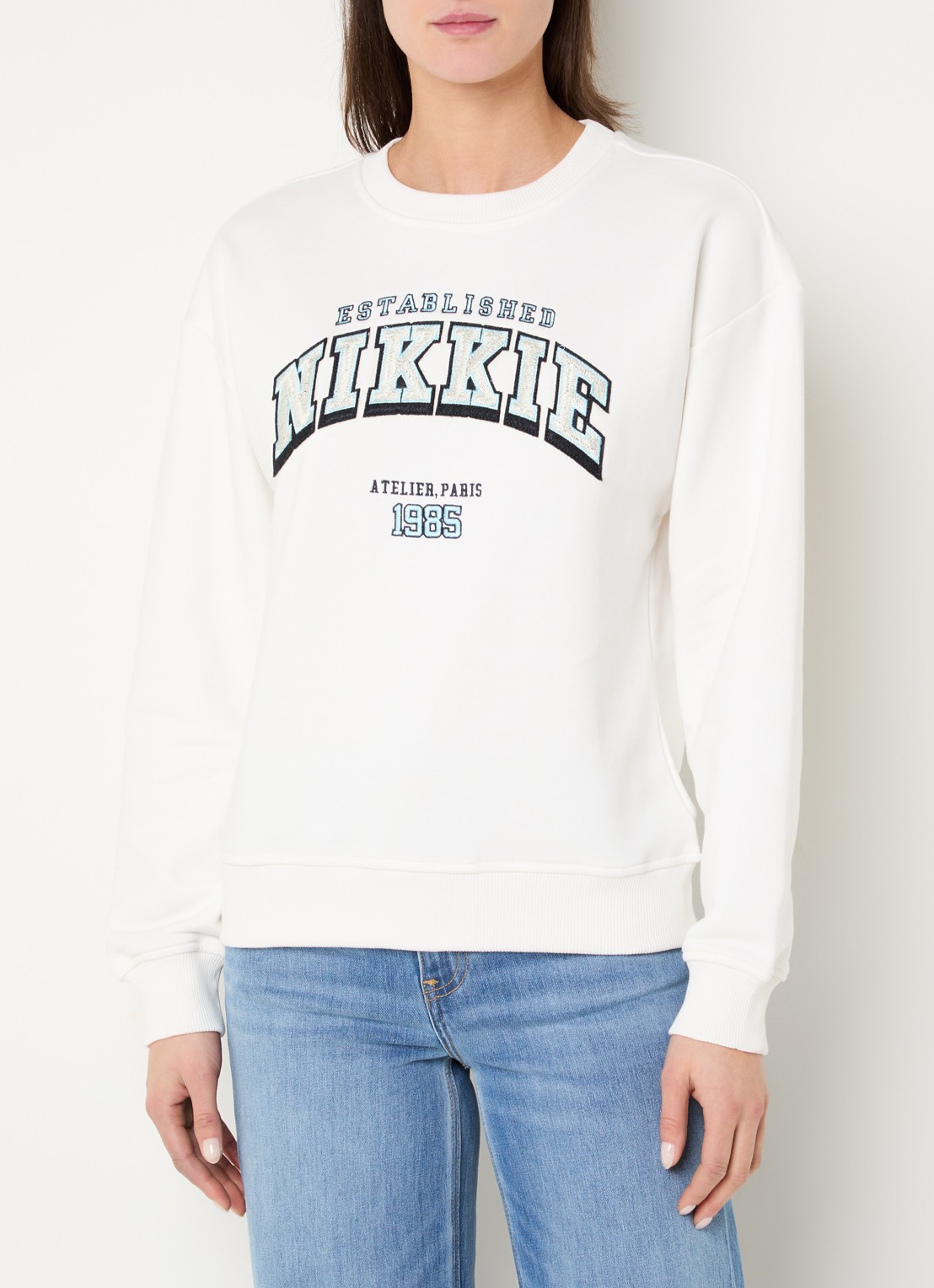 NIKKIE 1985 Sweater met logo - detail 4 wit