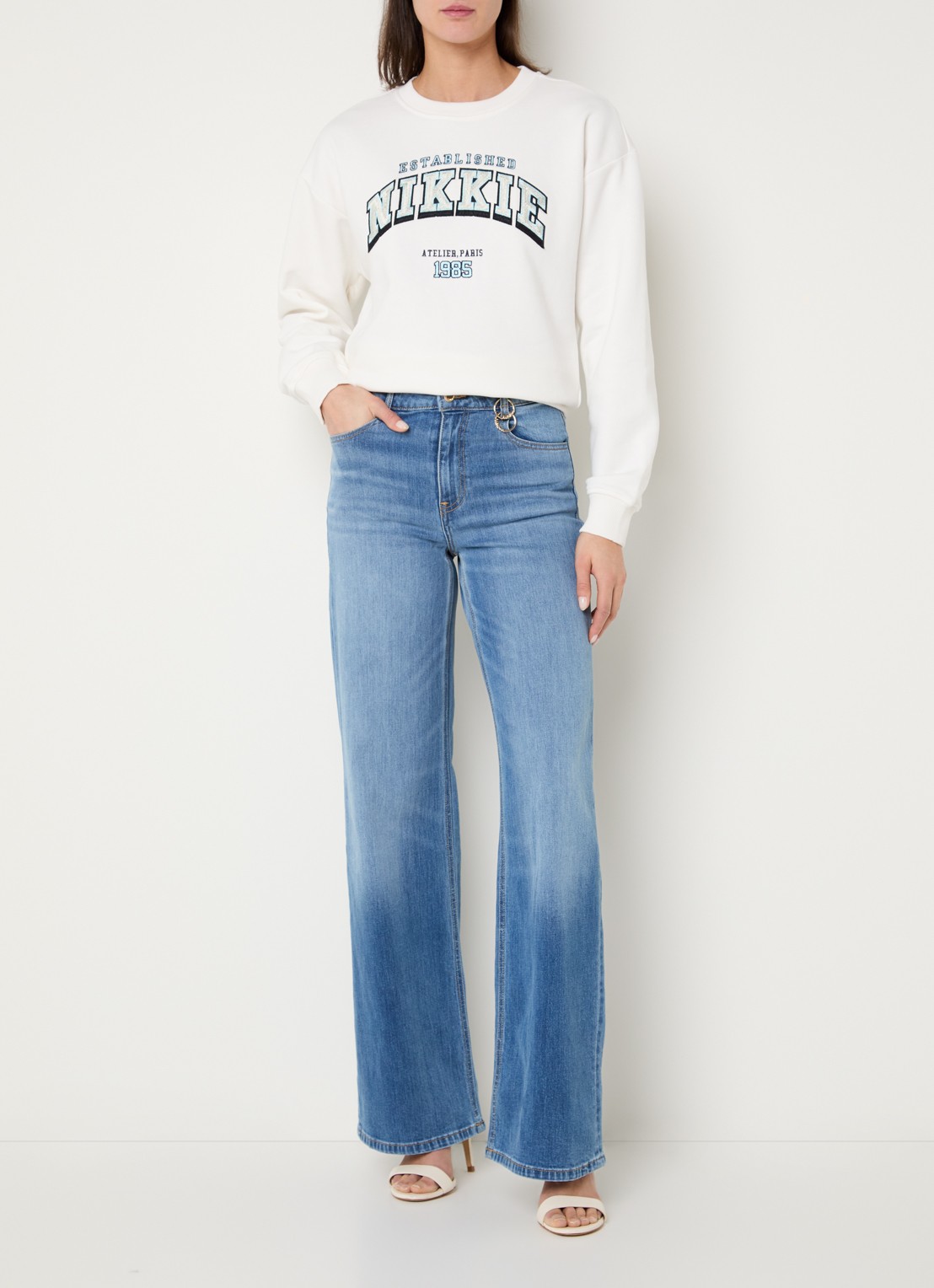 NIKKIE 1985 Sweater met logo - voorkant 3 wit