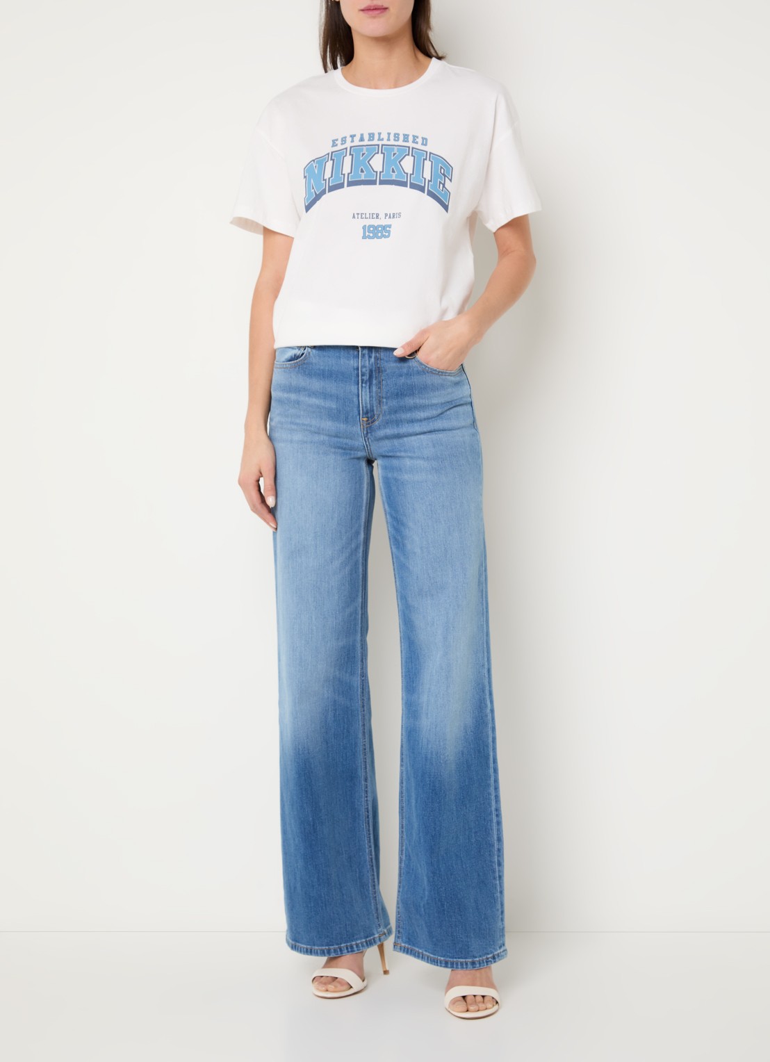 NIKKIE 1985 T-shirt met logo - voorkant 4 wit