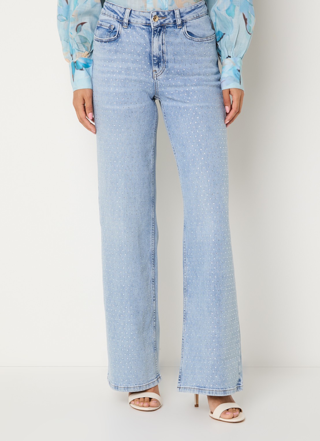 NIKKIE Abigail mid waist straight leg jeans met lichte wassing en strass - detail 3 indigo