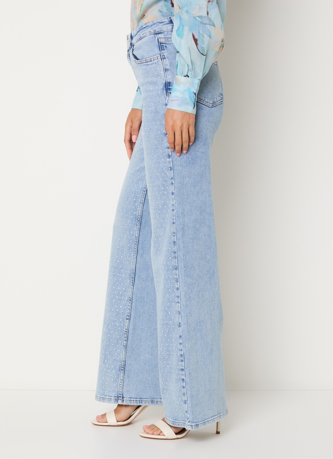 NIKKIE Abigail mid waist straight leg jeans met lichte wassing en strass - detail 4 indigo