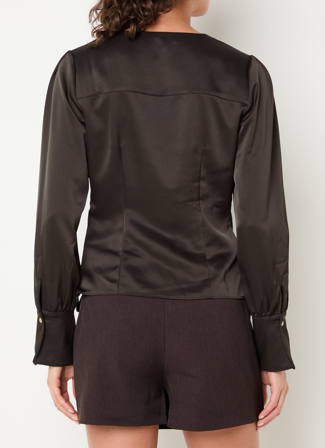 NIKKIE Aivy asymmetrische top van satijn met plooidetail - achterkant chocoladebruin