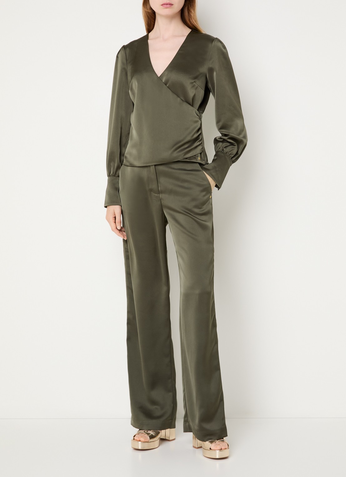 NIKKIE Aivy high waist loose fit pantalon van satijn - voorkant 3 bronsgroen