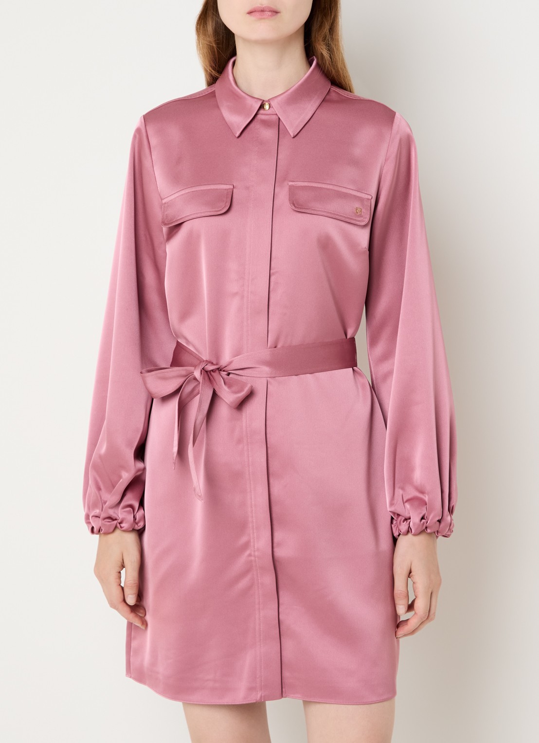 NIKKIE Aivy midi blousejurk van satijn - detail 4 oudroze