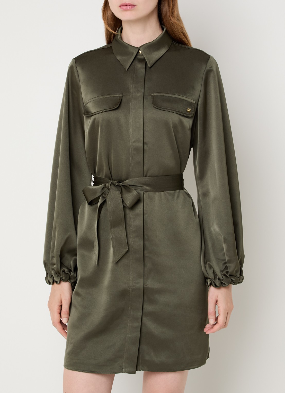 NIKKIE Aivy midi blousejurk van satijn - detail groen