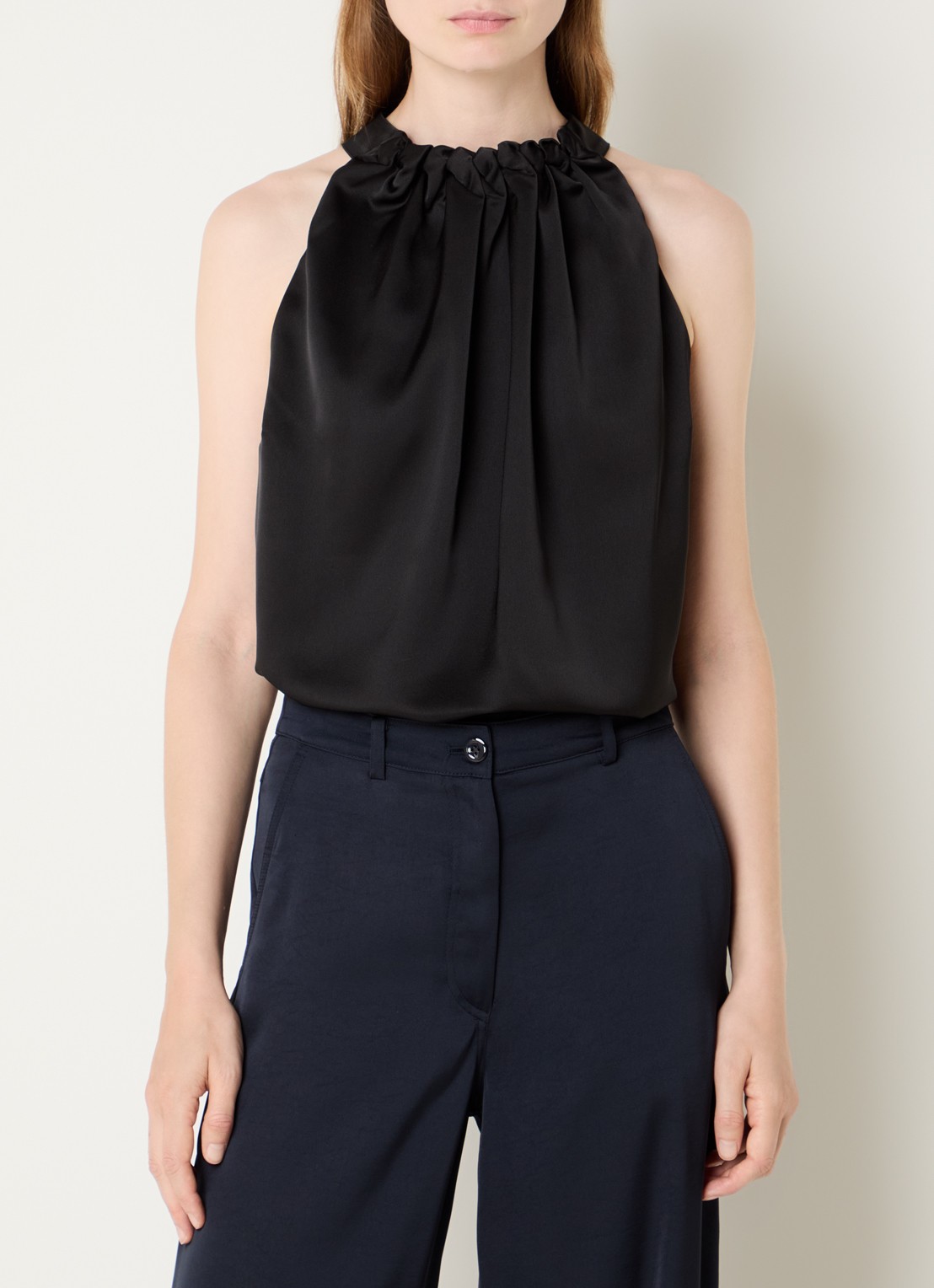 NIKKIE Aivy mouwloze top  met stretch - detail zwart