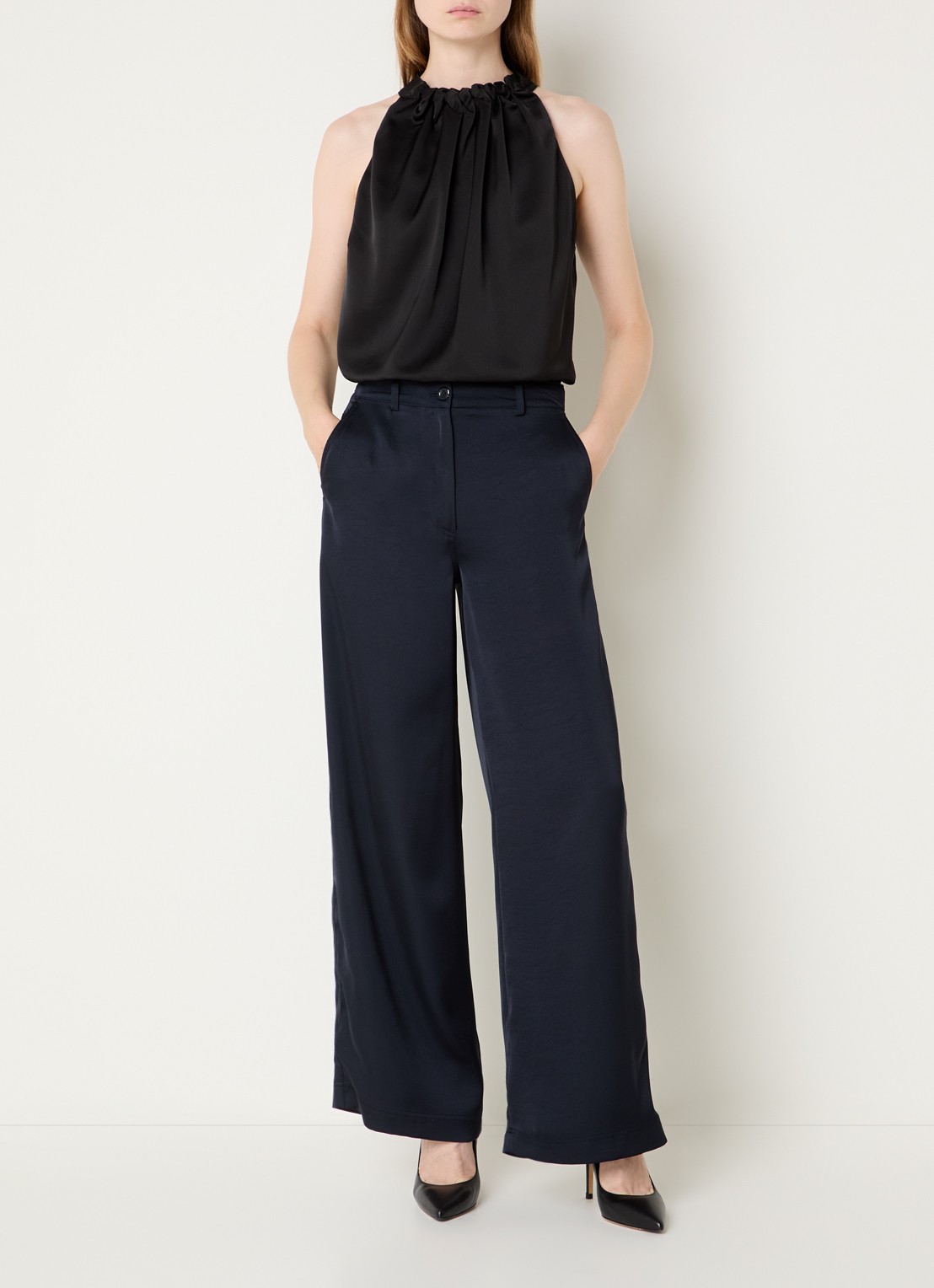 NIKKIE Aivy mouwloze top  met stretch - voorkant 4 zwart