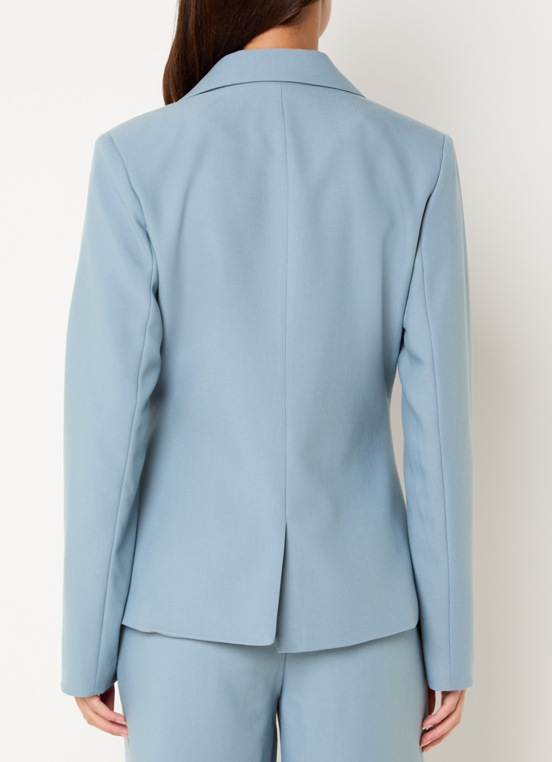 NIKKIE Alani blazer met paspelzakken - achterkant lichtblauw