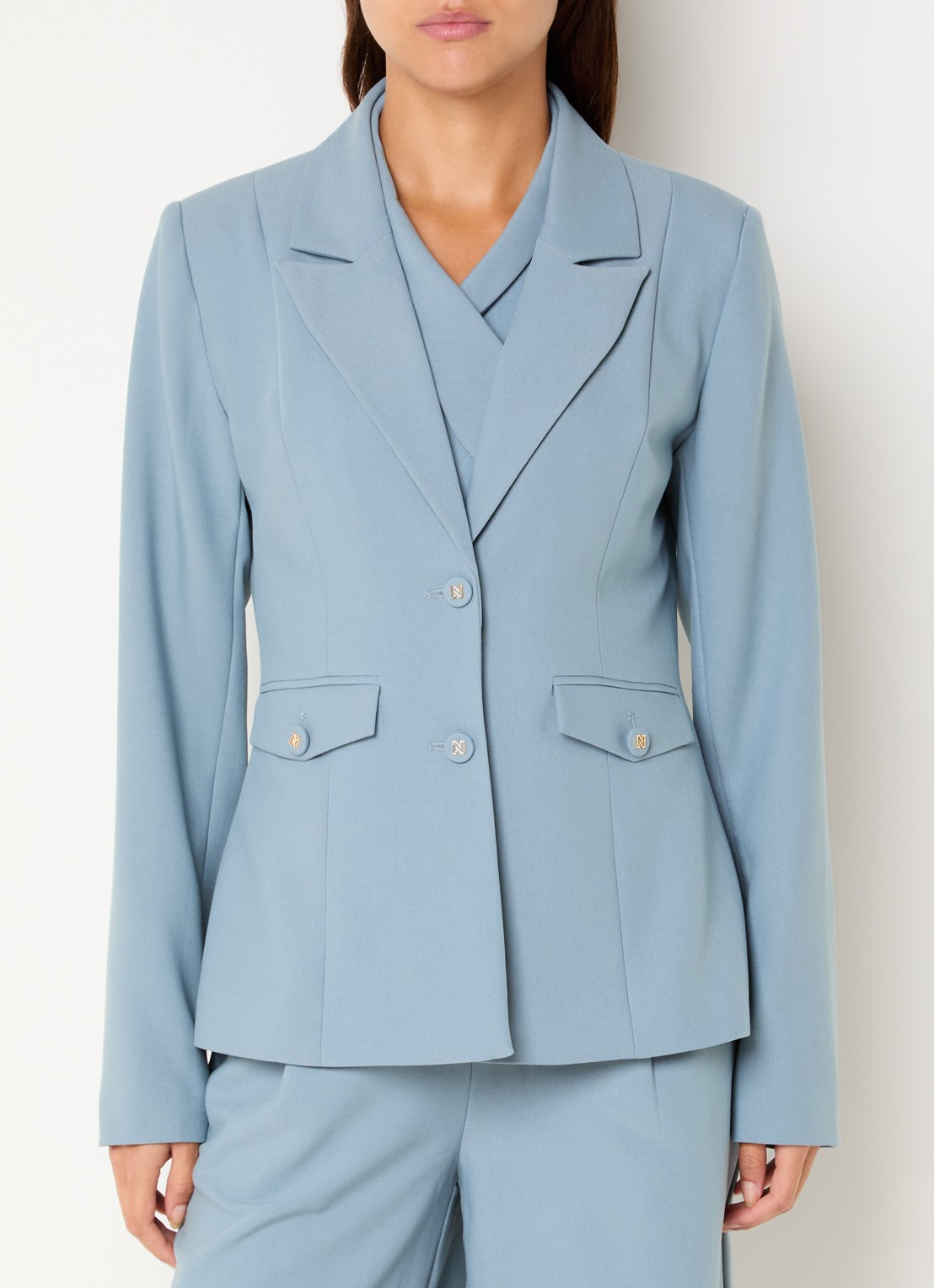 NIKKIE Alani blazer met paspelzakken - detail 2 lichtblauw