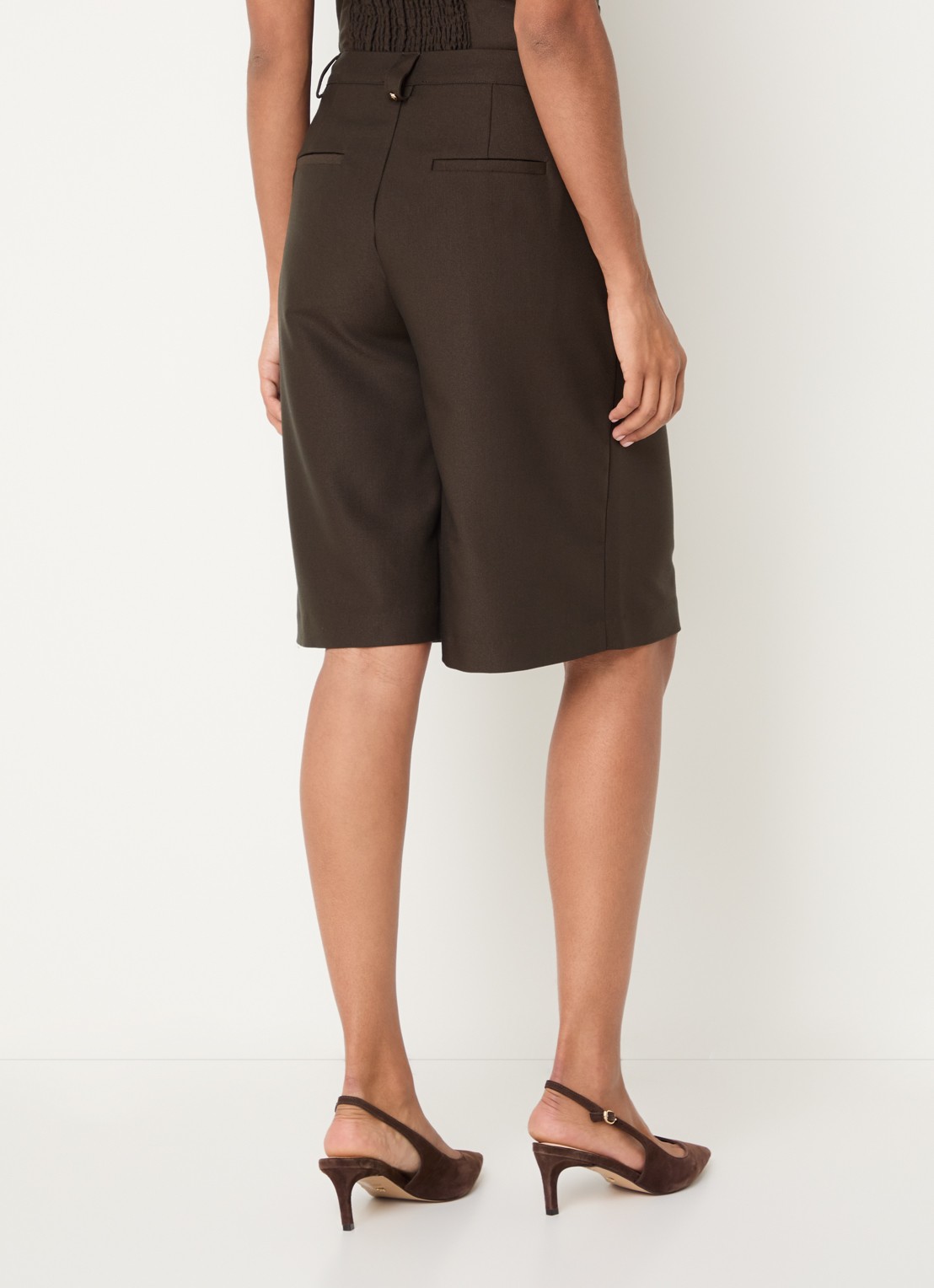 NIKKIE Alani high waist straight fit korte broek met steekzakken - achterkant 3 bronsgroen