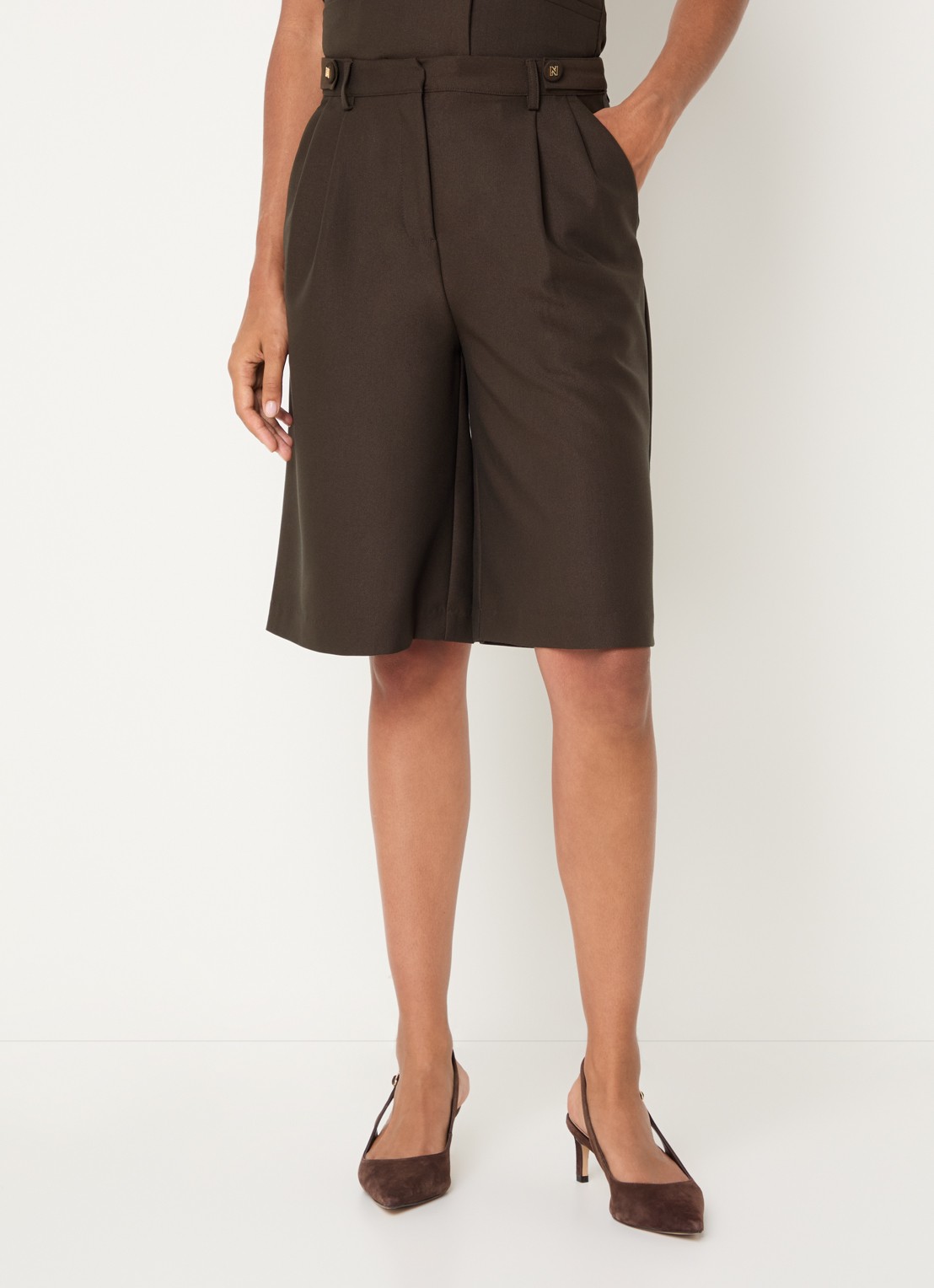 NIKKIE Alani high waist straight fit korte broek met steekzakken - detail 4 bronsgroen