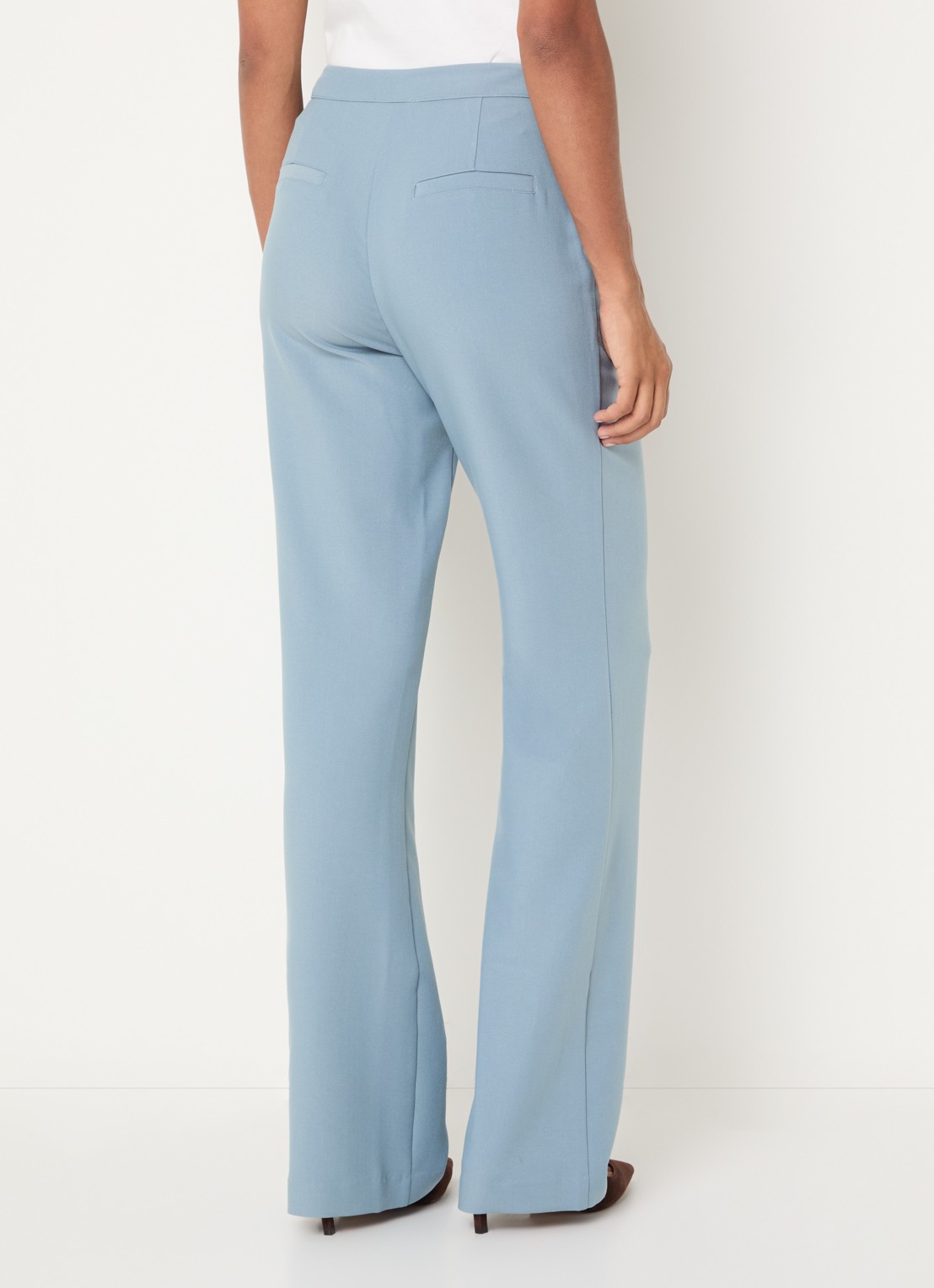 NIKKIE Alani mid waist straight fit pantalon met stretch - achterkant 3 lichtblauw