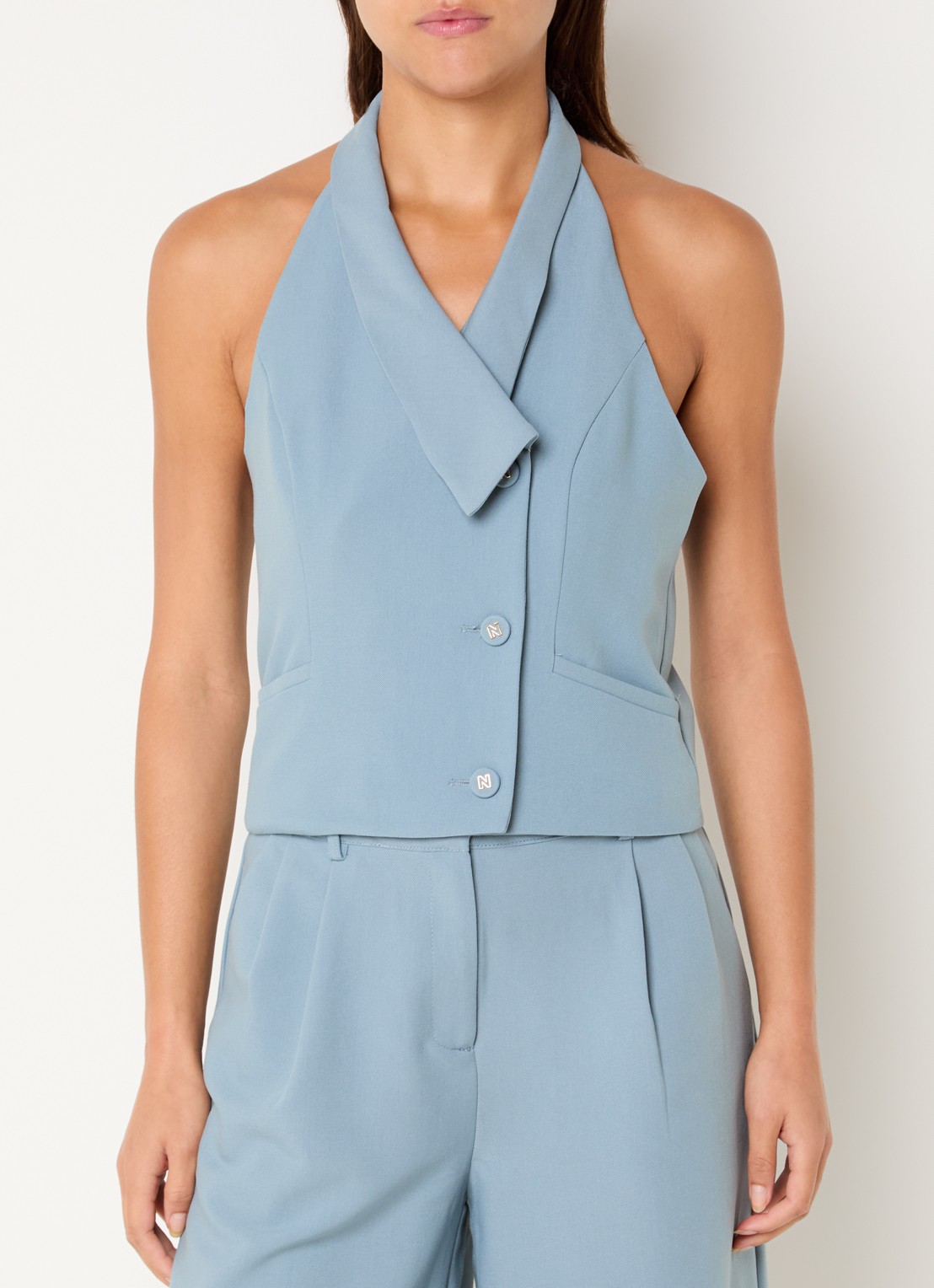 NIKKIE Alani mouwloze blazer met paspelzakken - detail 2 lichtblauw