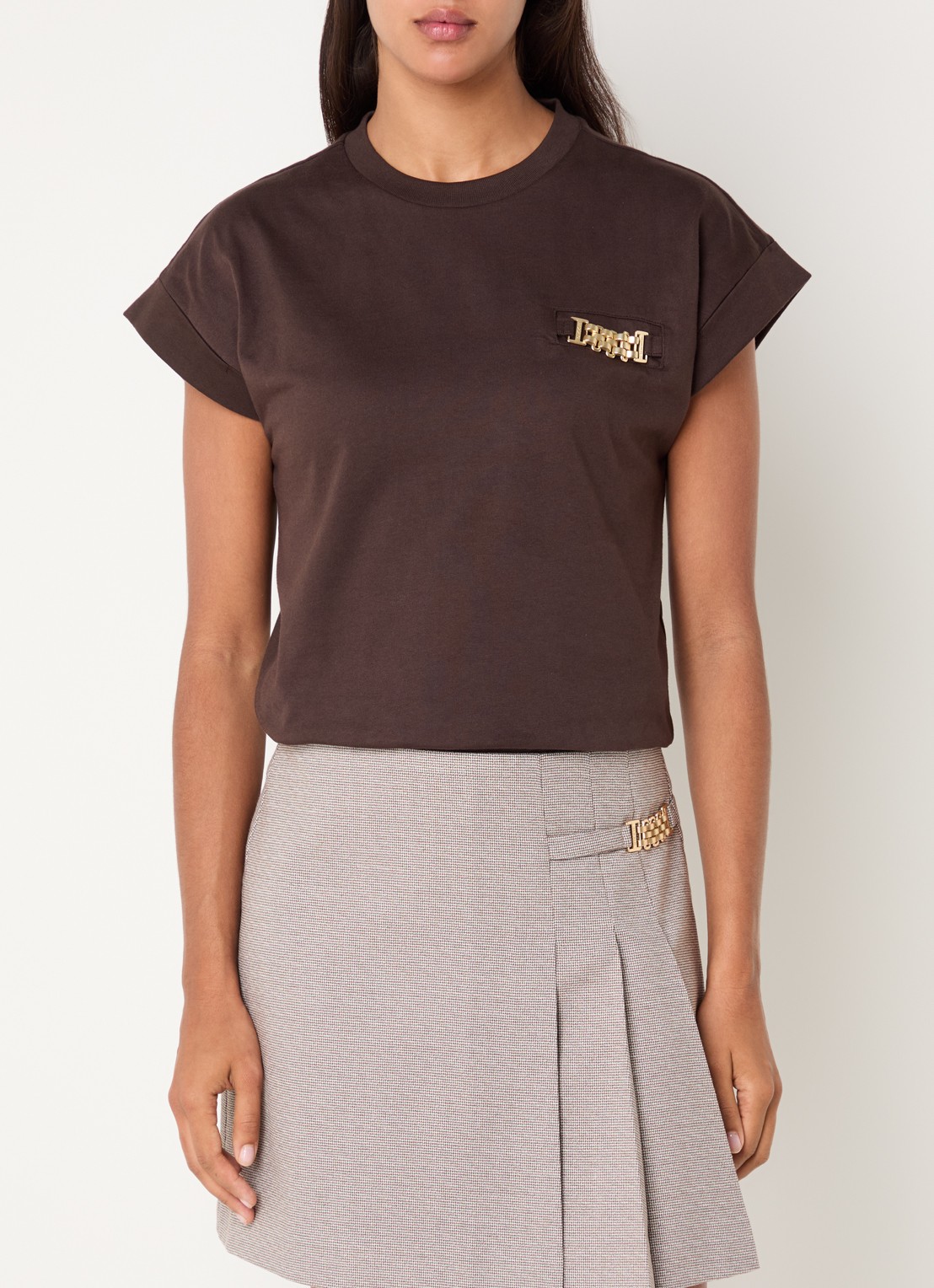NIKKIE Aleena T-shirt met ronde hals - detail 4 donkerbruin