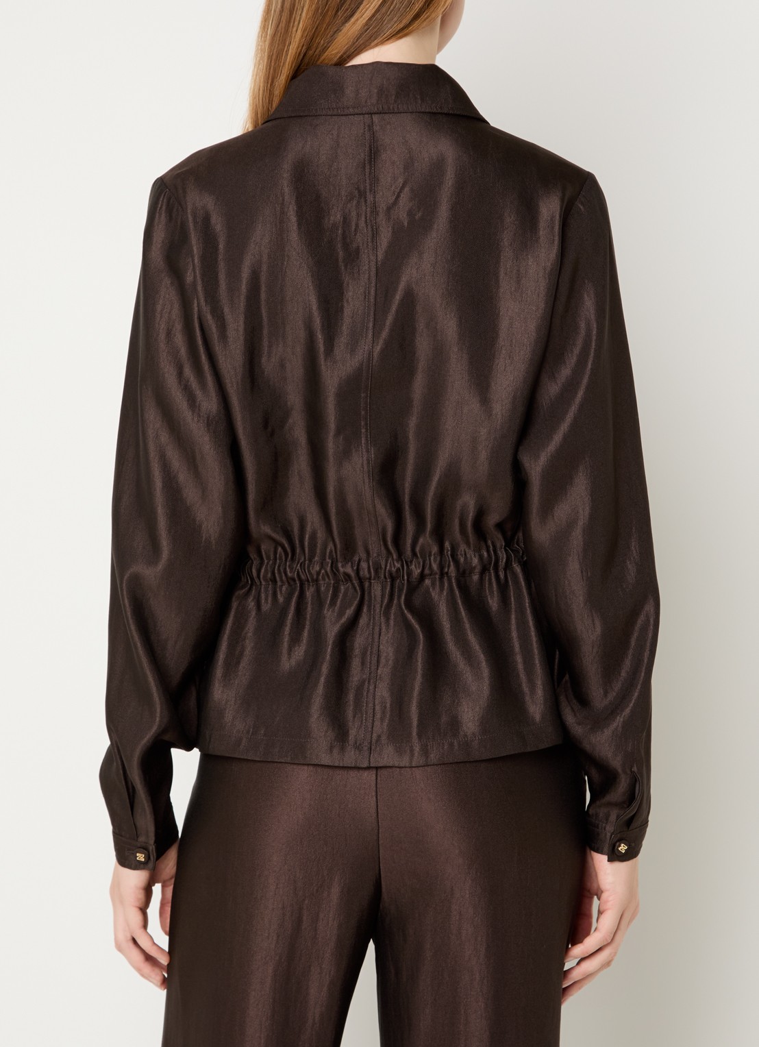 NIKKIE Alira blouse met metallic finish - achterkant chocoladebruin
