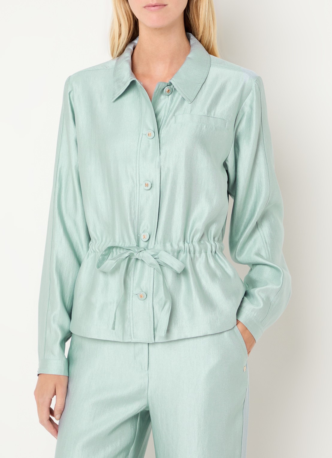 NIKKIE Alira blouse met metallic finish - detail 2 lichtblauw