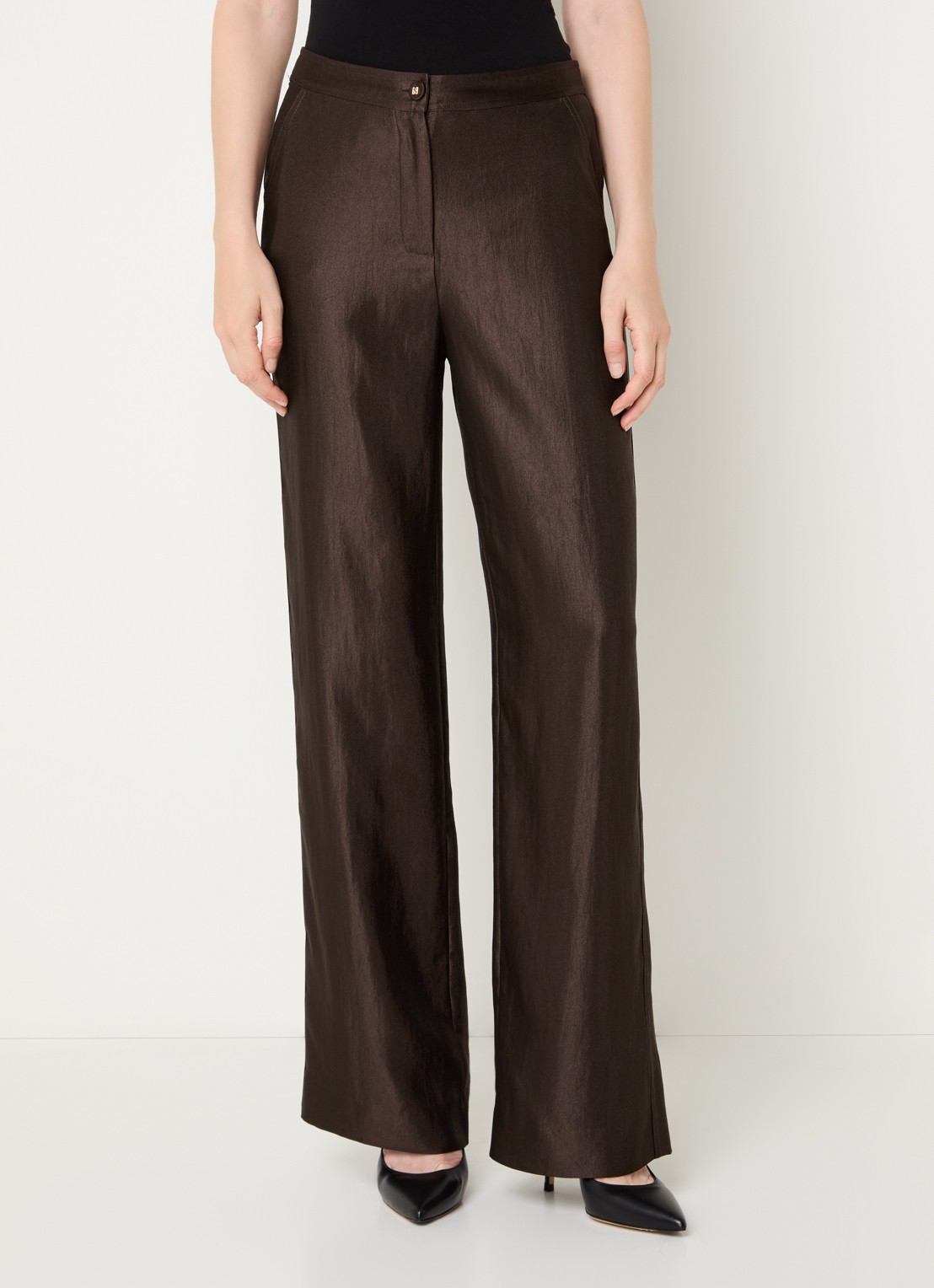 NIKKIE Alira high waist loose fit broek met steekzakken en metallic finish - detail 3 donkerbruin