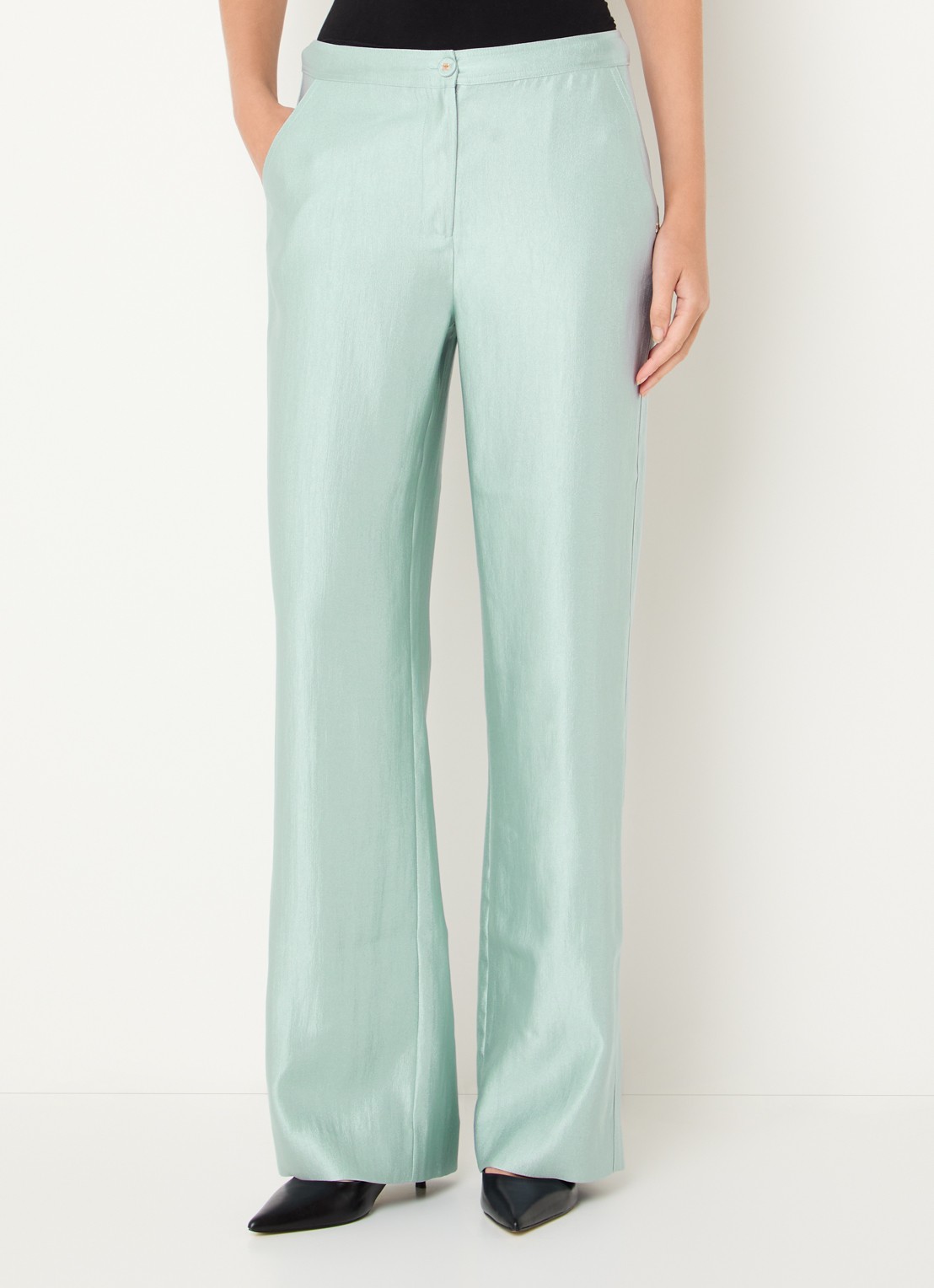 NIKKIE Alira high waist loose fit broek met steekzakken en metallic finish - detail 4 lichtblauw