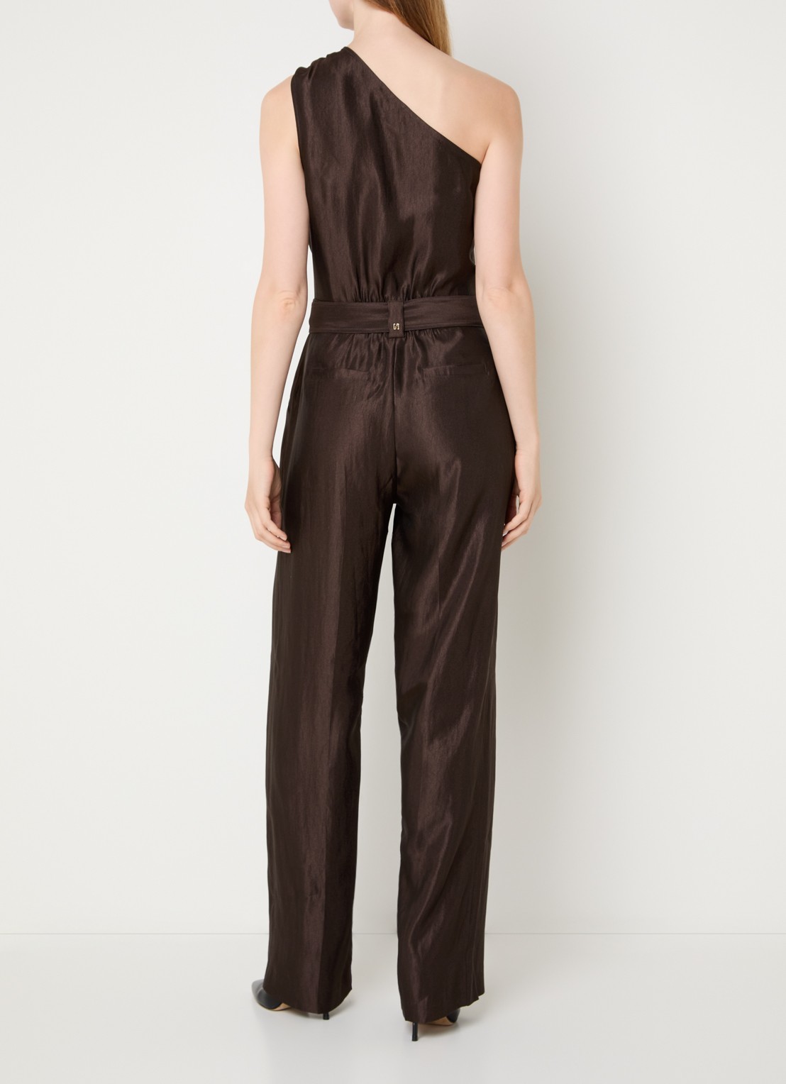 NIKKIE Alira loose fit jumpsuit met asymmetrische hals - achterkant bruin