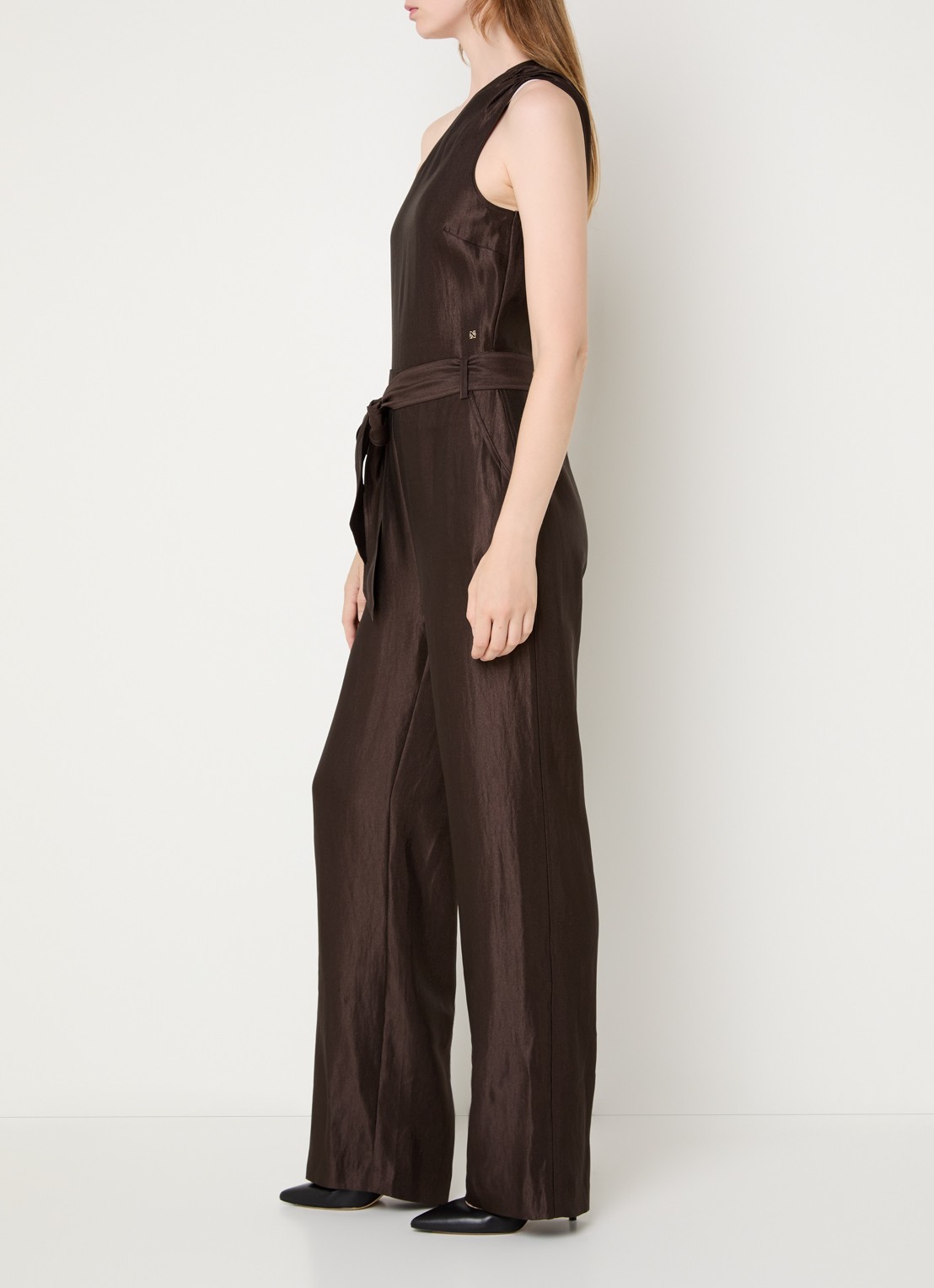 NIKKIE Alira loose fit jumpsuit met asymmetrische hals - voorkant 3 bruin
