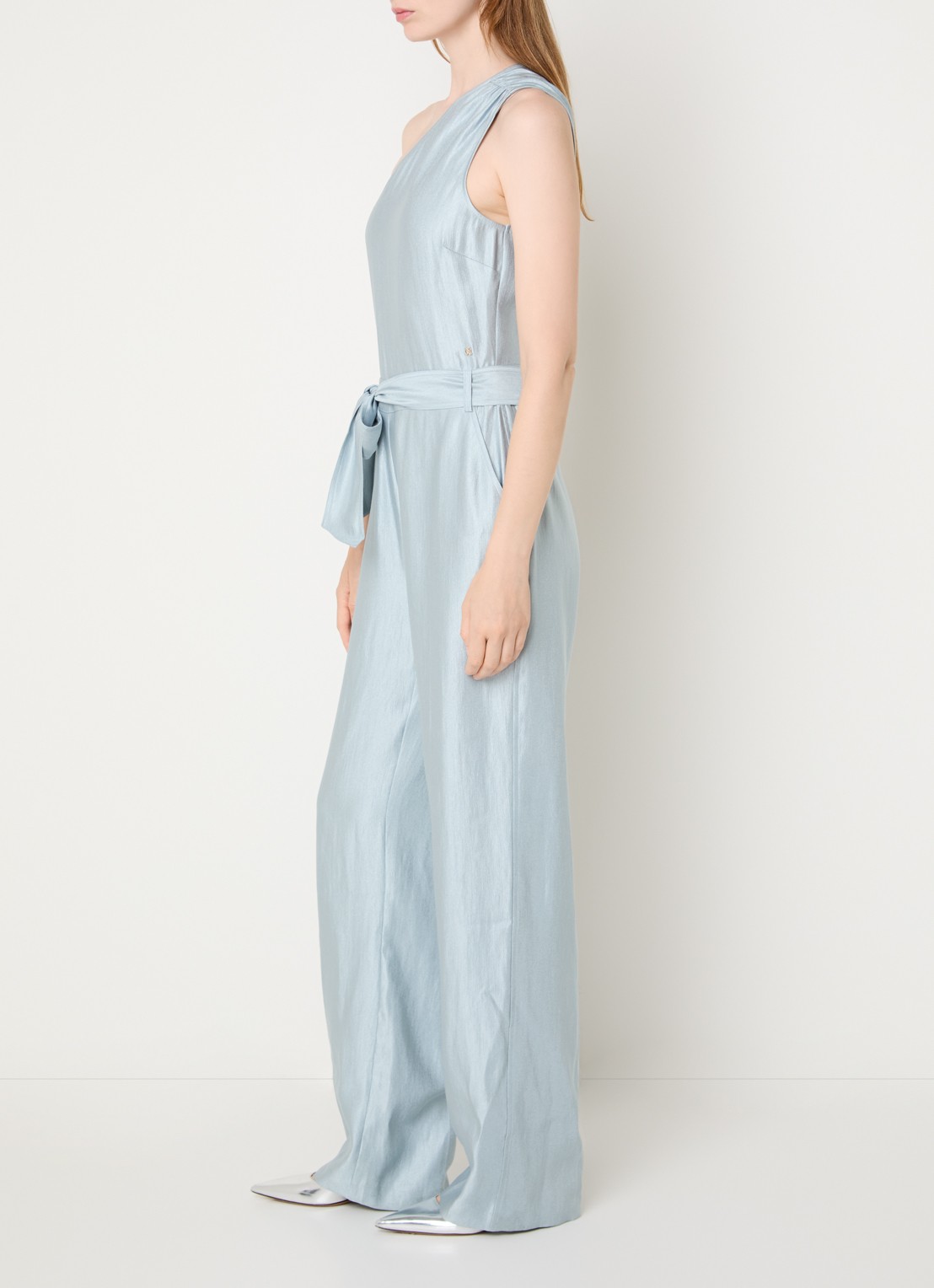 NIKKIE Alira loose fit jumpsuit met asymmetrische hals - voorkant 4 lichtblauw