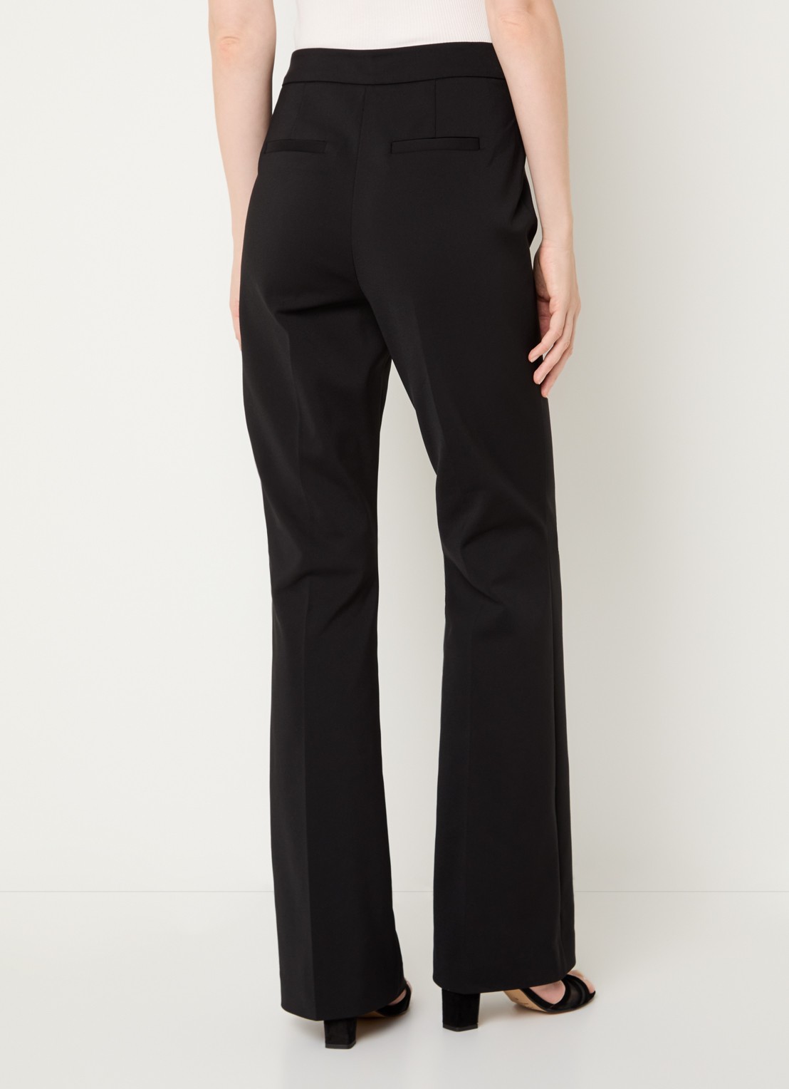 NIKKIE Alka high waist flared fit pantalon met klepzakken en persplooi - achterkant 3 zwart