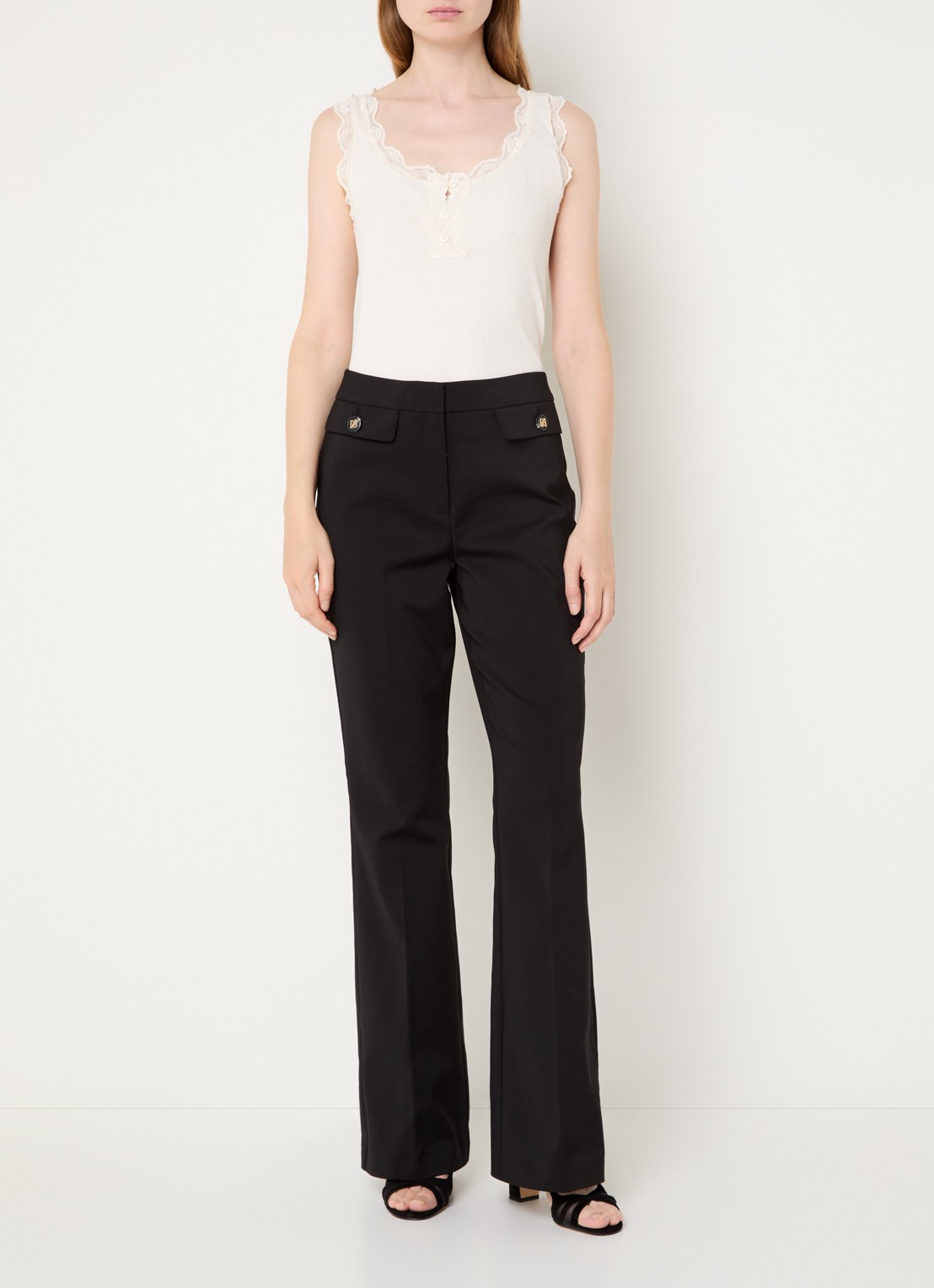 NIKKIE Alka high waist flared fit pantalon met klepzakken en persplooi - voorkant 2 zwart