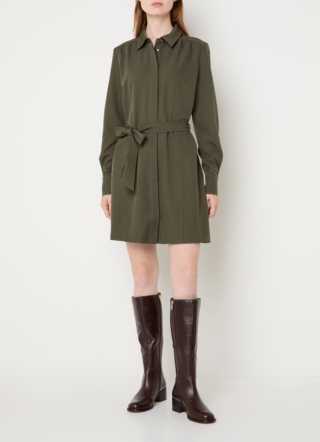NIKKIE Alva midi blousejurk met strikceintuur - voorkant 3 groen
