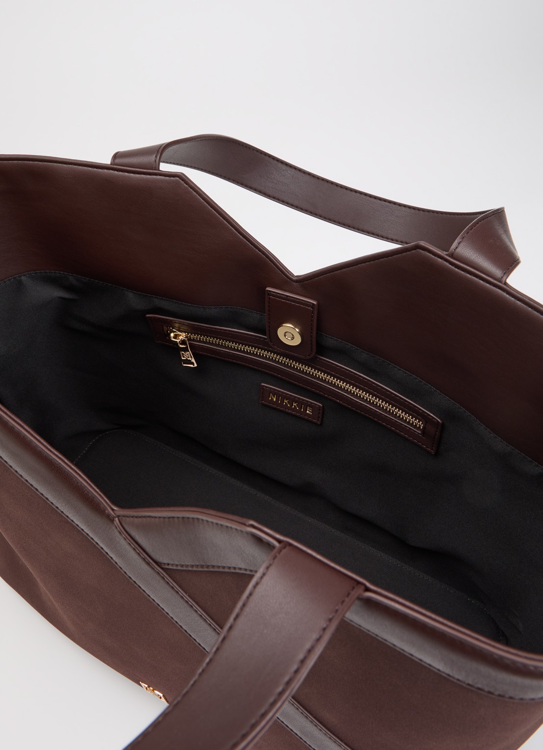 NIKKIE Alvin shopper met logo - detail chocoladebruin