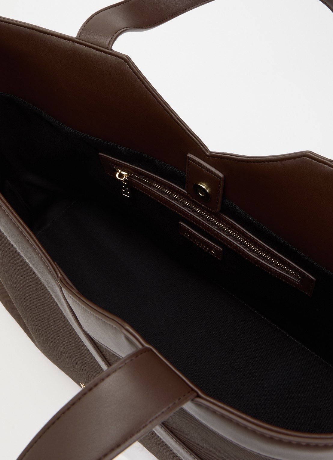 NIKKIE Alvino shopper met logo - detail bruin