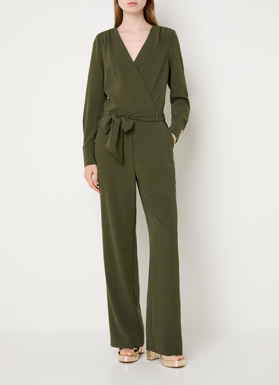 NIKKIE Amine loose fit jumpsuit met strikceintuur - detail groen