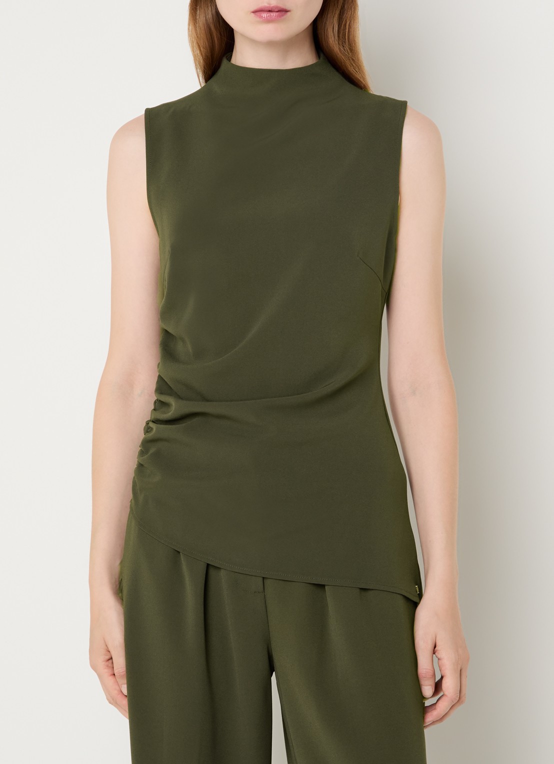 NIKKIE Amine mouwloze top met opstaande kraag - detail 4 groen