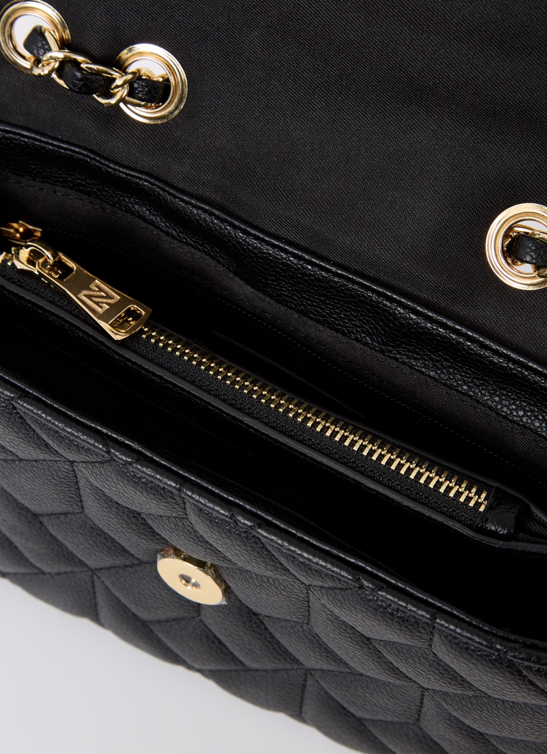 NIKKIE Ann crossbodytas met verstelbare schouderriem - detail zwart