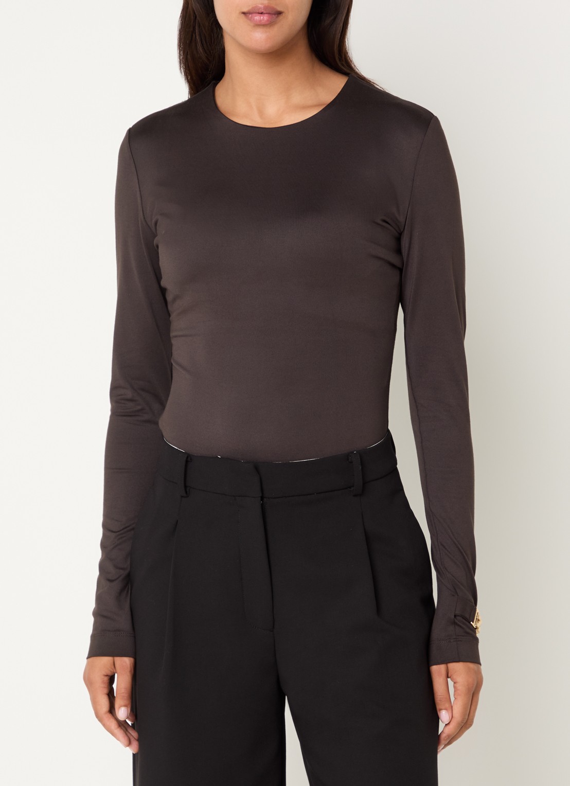 NIKKIE Annabel body met ronde hals - detail 4 donkerbruin