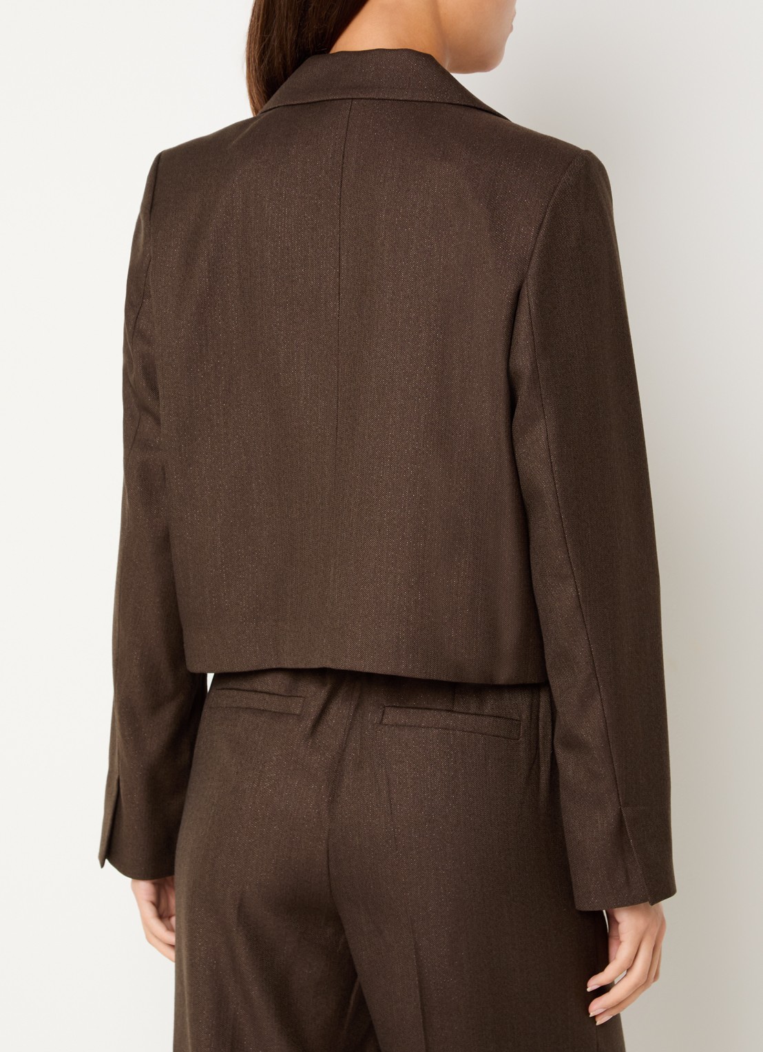NIKKIE Anou cropped blazer met steekzakken - achterkant 4 donkerbruin