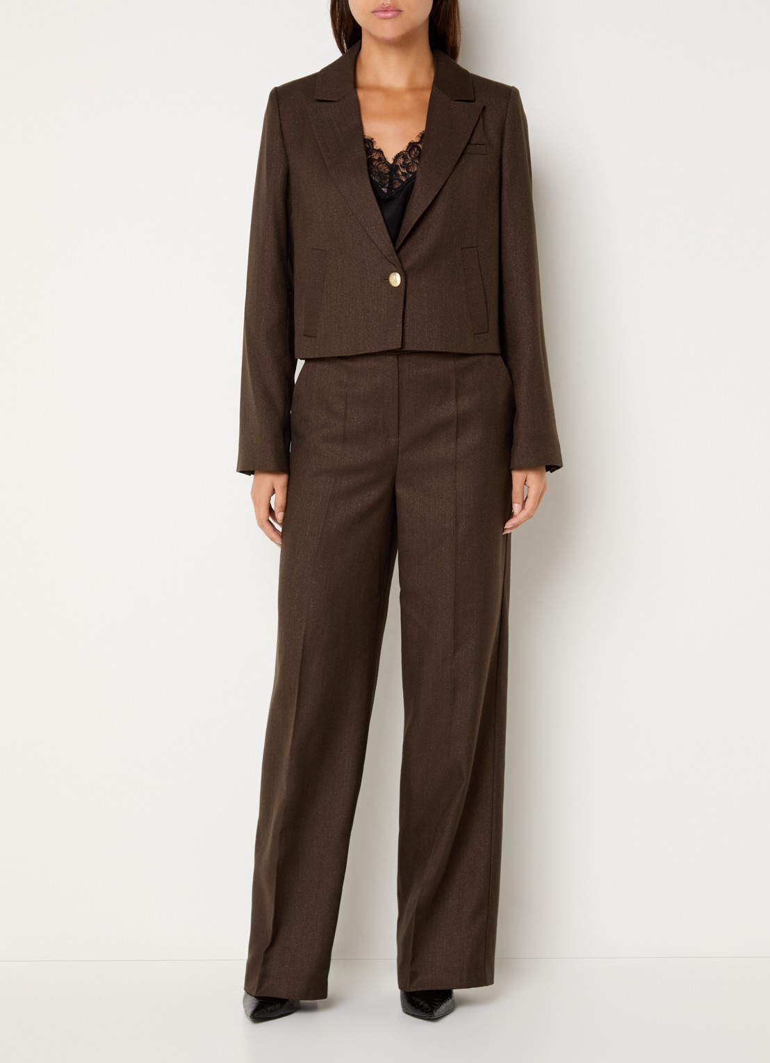NIKKIE Anou cropped blazer met steekzakken - voorkant 2 donkerbruin