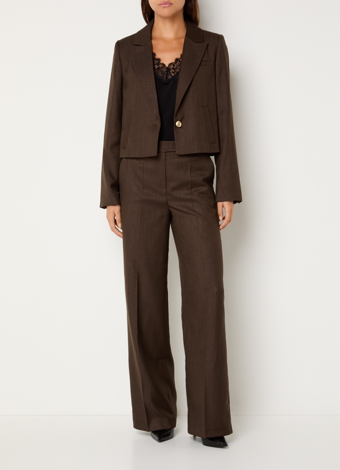 NIKKIE Anou high waist straight fit pantalon met steekzakken - voorkant 4 donkerbruin