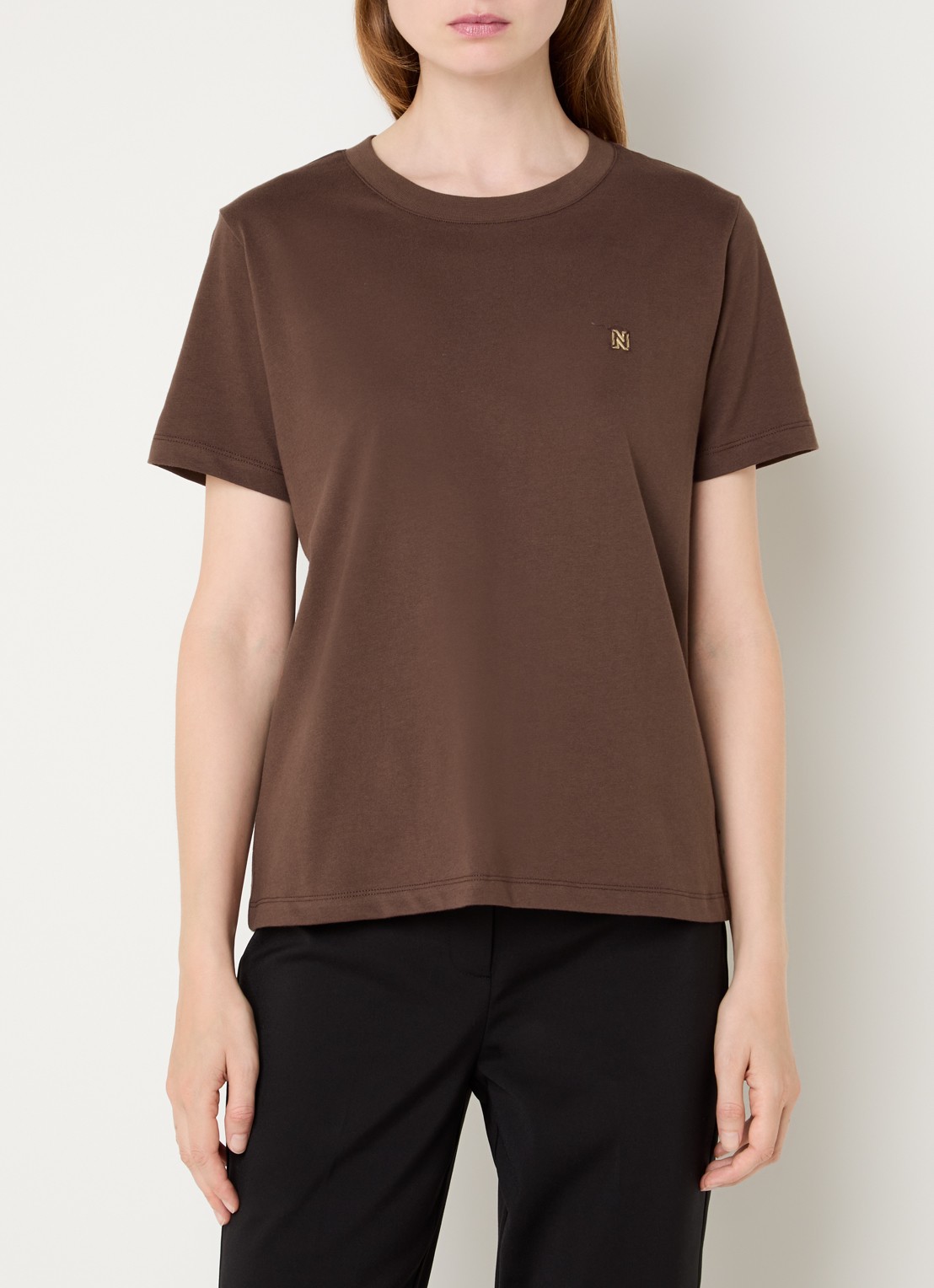 NIKKIE Arella T-shirt met logo - detail bruin