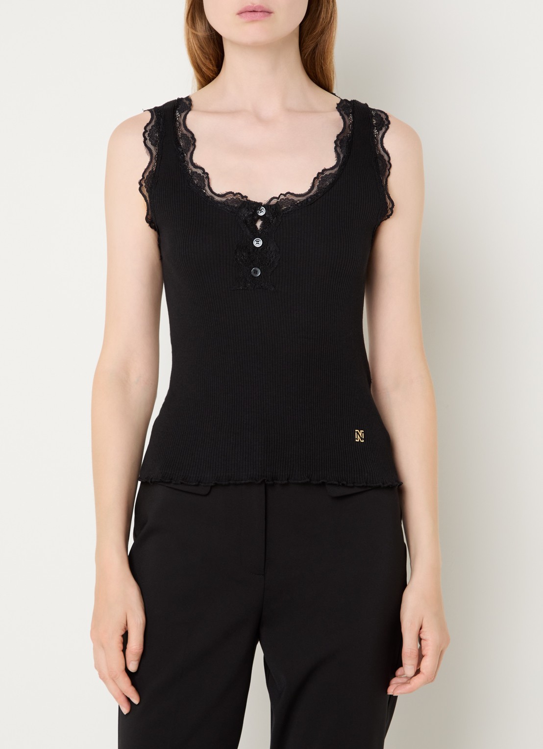 NIKKIE Arlynn tanktop met ribstructuur en details van kant - detail 4 zwart