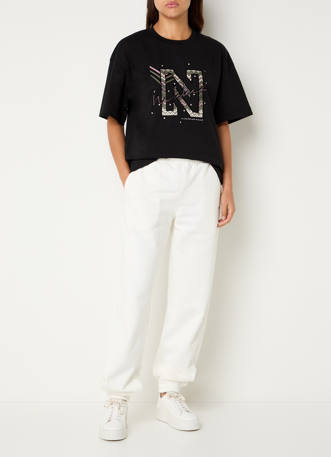 NIKKIE Avaleigh loose fit tappered fit joggingbroek met logo - voorkant 3 creme