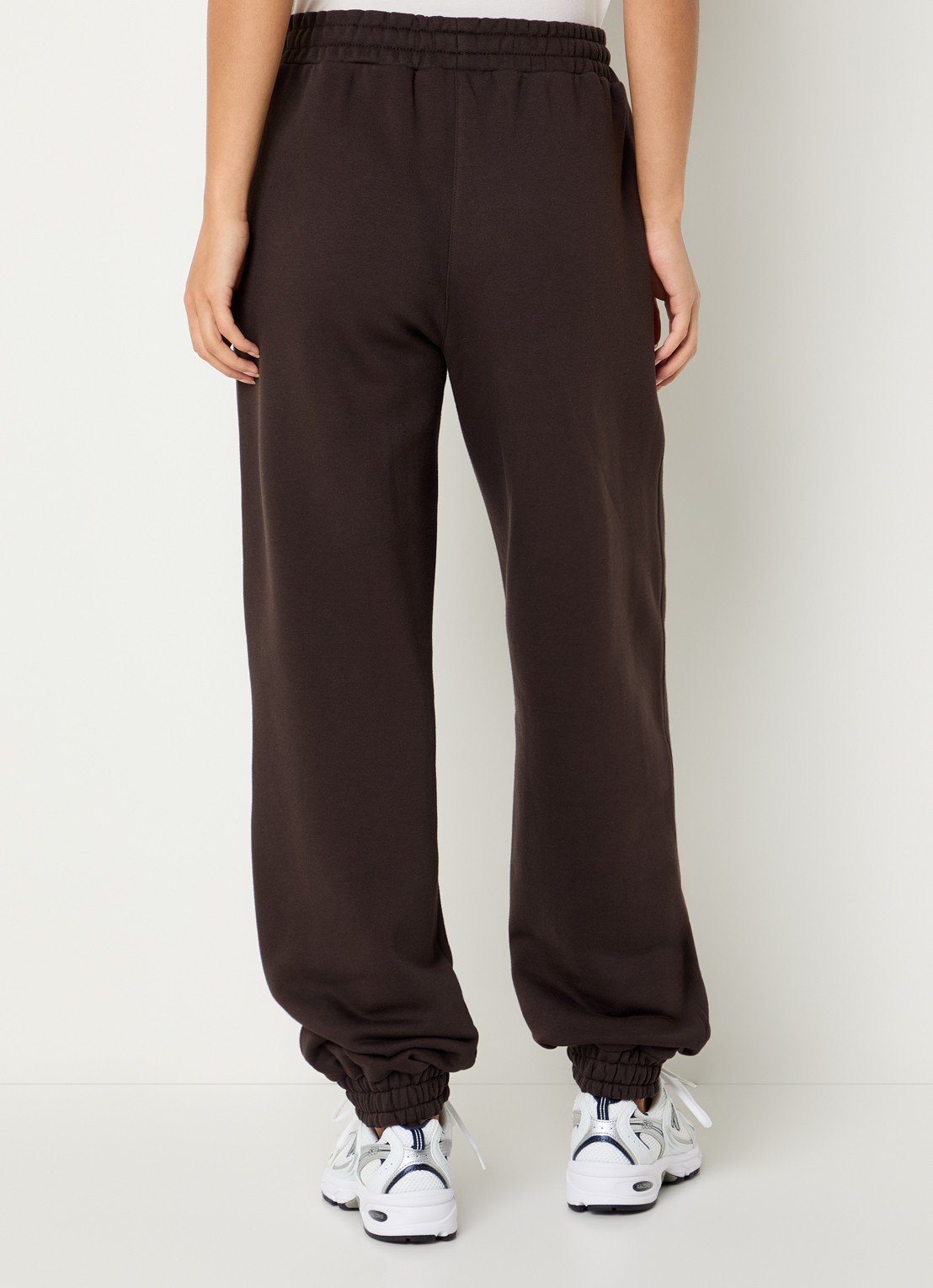 NIKKIE Avaleigh loose fit tappered fit joggingbroek met logo - achterkant 4 donkerbruin