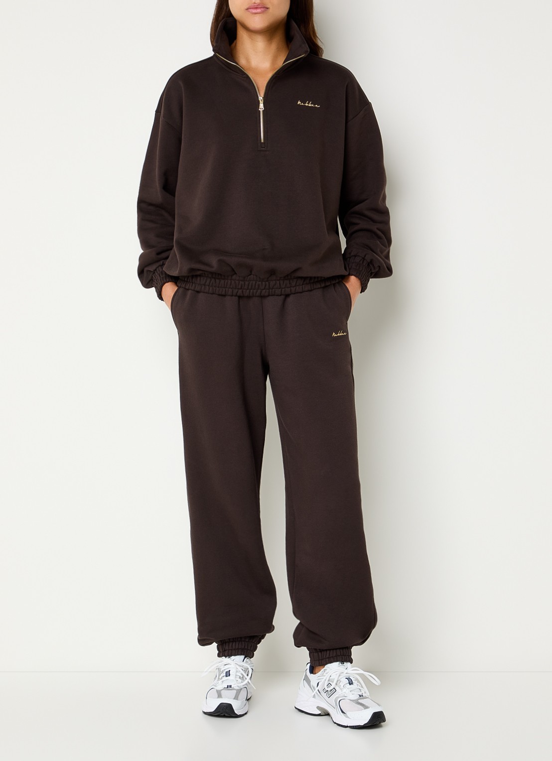 NIKKIE Avaleigh loose fit tappered fit joggingbroek met logo - voorkant 2 donkerbruin