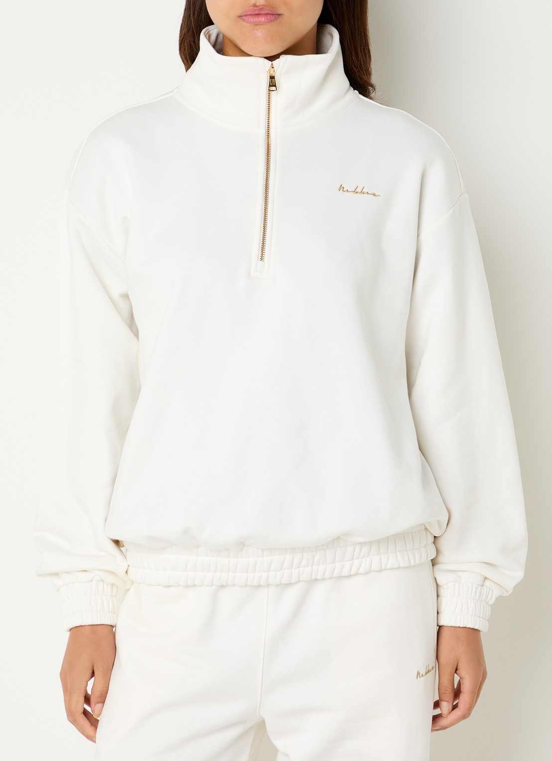 NIKKIE Avaleigh sweater met halve rits en logo - detail 4 creme
